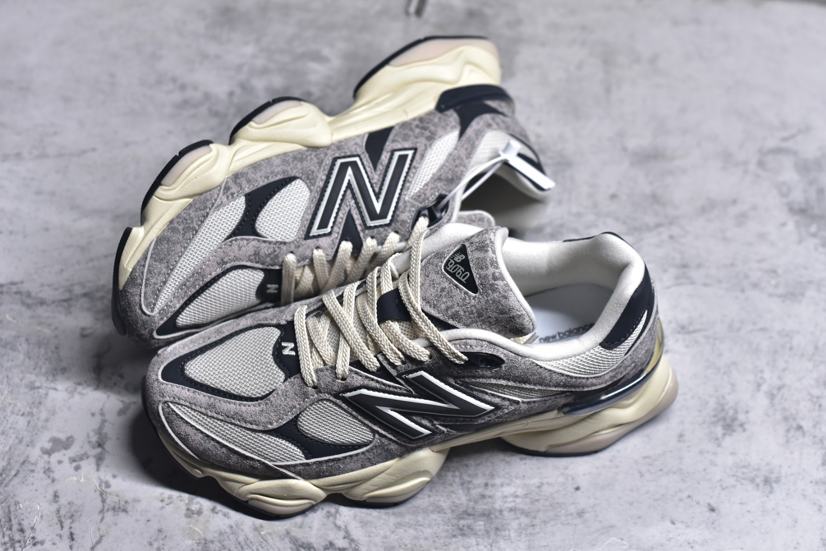 图片[7]-#New Balance NB 9060 复古单品 鞋款灵感源自设计师本人对夏日的怀日回忆。鞋面大身由空间双格及磨砂鞋面拼接而生，配以柔和、温暖的粉橘色调，夏日氛围拉满采用大面积网眼以及麂皮材质覆盖鞋身，还原经典气质。搭载ABZORB避震科技，由泡沫聚酯制成，上脚可以有效减少由鞋底反弹对身体及双腿的冲击 货号：U9060SNA 尺码：36-46.5-选品中心