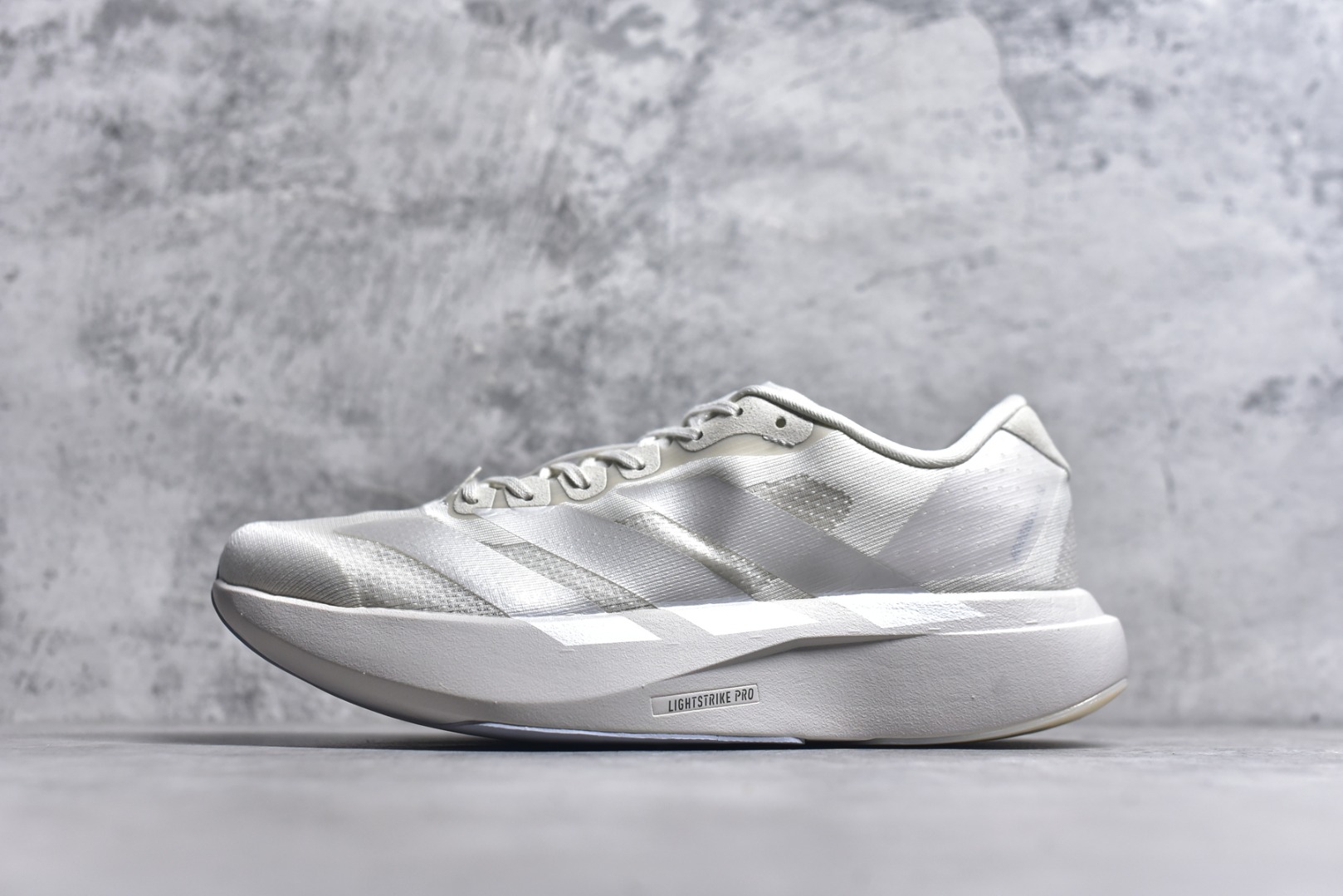 #AD Adizero EVO SL 马拉松竞速专业跑鞋 JR3419 CELERMESH针织网面非常轻薄 纤维间的缝隙很大 可以保证跑步时的透气、排汗效果 鞋舌直接与两侧的内衬和鞋底连接在一起 在跑步过程中不会被鞋舌的左右移动所困扰 在标准鞋带孔的基础上再拓宽一组鞋带孔 适合不同脚型的需求 突破性 EnergyRods 技术，有助于跑者实现更好的成绩 中底独特的LIGHTSTRIKE PRO泡棉材质 微弹感觉在跑步过程中给予了良好的支撑体验 对于顶级精英和高水平进阶跑者来说 ADIOS PRO是一双值得信赖的竞速比赛用鞋 尺码：39 40 40.5 41 42 42.5 43 44 44.5 45-选品中心