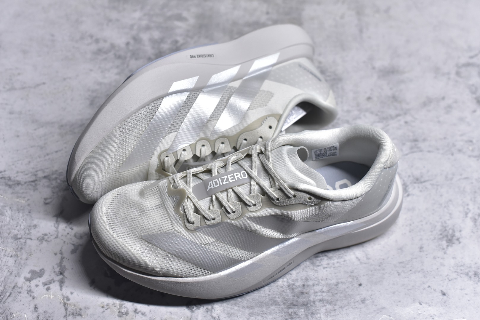 图片[7]-#AD Adizero EVO SL 马拉松竞速专业跑鞋 JR3419 CELERMESH针织网面非常轻薄 纤维间的缝隙很大 可以保证跑步时的透气、排汗效果 鞋舌直接与两侧的内衬和鞋底连接在一起 在跑步过程中不会被鞋舌的左右移动所困扰 在标准鞋带孔的基础上再拓宽一组鞋带孔 适合不同脚型的需求 突破性 EnergyRods 技术，有助于跑者实现更好的成绩 中底独特的LIGHTSTRIKE PRO泡棉材质 微弹感觉在跑步过程中给予了良好的支撑体验 对于顶级精英和高水平进阶跑者来说 ADIOS PRO是一双值得信赖的竞速比赛用鞋 尺码：39 40 40.5 41 42 42.5 43 44 44.5 45-选品中心