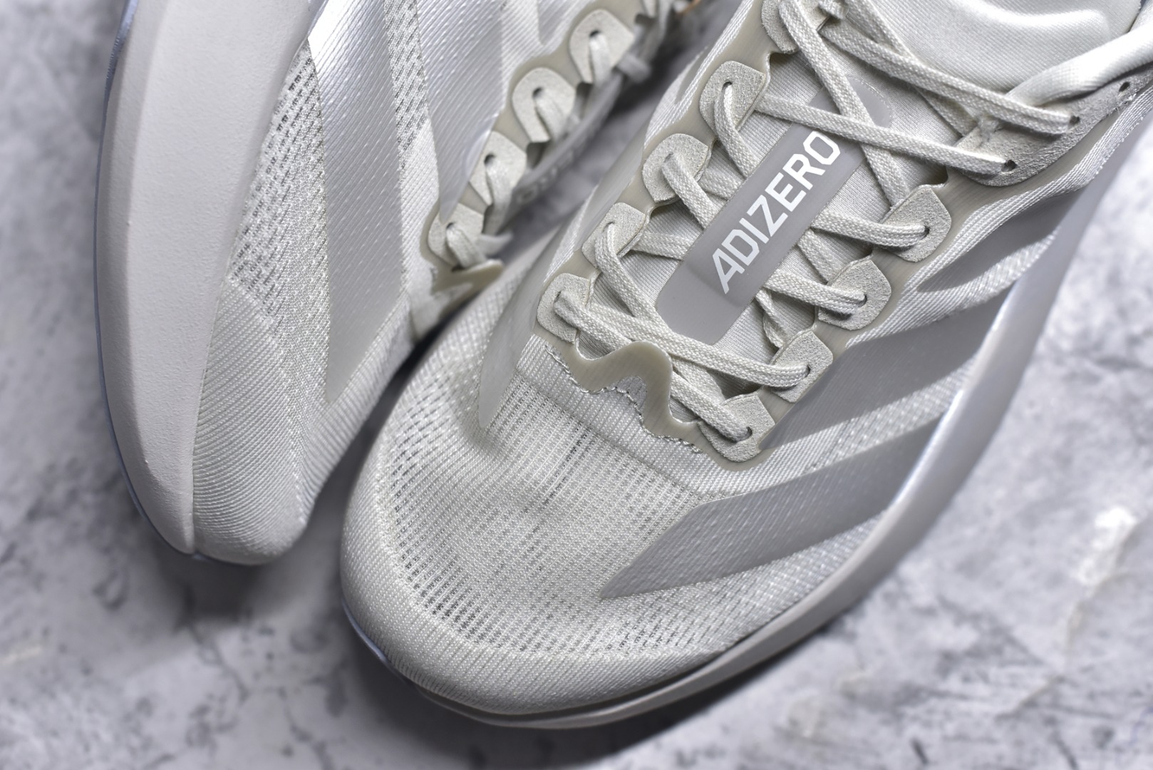 图片[8]-#AD Adizero EVO SL 马拉松竞速专业跑鞋 JR3419 CELERMESH针织网面非常轻薄 纤维间的缝隙很大 可以保证跑步时的透气、排汗效果 鞋舌直接与两侧的内衬和鞋底连接在一起 在跑步过程中不会被鞋舌的左右移动所困扰 在标准鞋带孔的基础上再拓宽一组鞋带孔 适合不同脚型的需求 突破性 EnergyRods 技术，有助于跑者实现更好的成绩 中底独特的LIGHTSTRIKE PRO泡棉材质 微弹感觉在跑步过程中给予了良好的支撑体验 对于顶级精英和高水平进阶跑者来说 ADIOS PRO是一双值得信赖的竞速比赛用鞋 尺码：39 40 40.5 41 42 42.5 43 44 44.5 45-选品中心