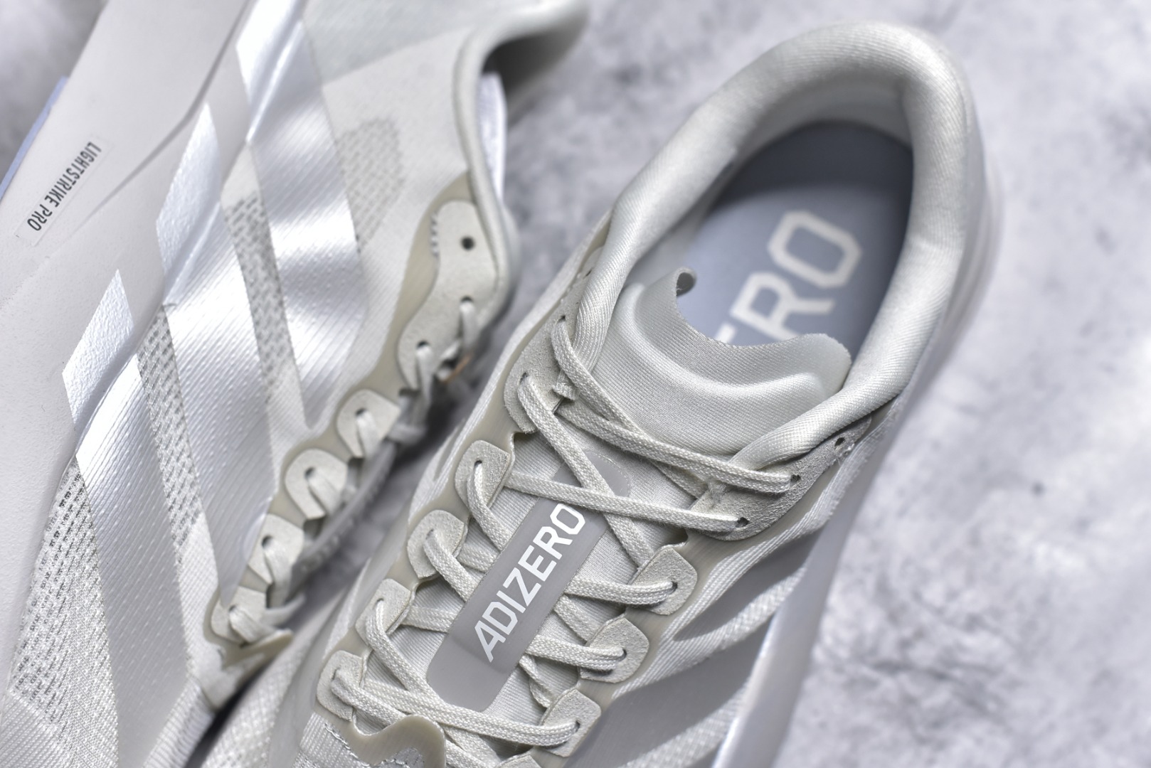 图片[9]-#AD Adizero EVO SL 马拉松竞速专业跑鞋 JR3419 CELERMESH针织网面非常轻薄 纤维间的缝隙很大 可以保证跑步时的透气、排汗效果 鞋舌直接与两侧的内衬和鞋底连接在一起 在跑步过程中不会被鞋舌的左右移动所困扰 在标准鞋带孔的基础上再拓宽一组鞋带孔 适合不同脚型的需求 突破性 EnergyRods 技术，有助于跑者实现更好的成绩 中底独特的LIGHTSTRIKE PRO泡棉材质 微弹感觉在跑步过程中给予了良好的支撑体验 对于顶级精英和高水平进阶跑者来说 ADIOS PRO是一双值得信赖的竞速比赛用鞋 尺码：39 40 40.5 41 42 42.5 43 44 44.5 45-选品中心