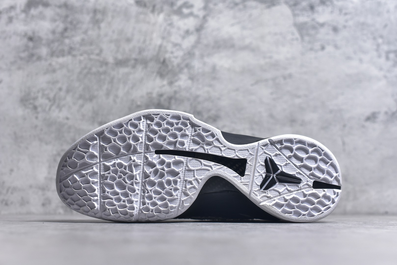 图片[6]-#NK Zoom Kobe 6 科比六代签名实战篮球鞋 黑白天使GiGi CW2190-002 全套原纸板楦头开发 确保原汁原味 完美呈现版型 一比一鞋头弧度高度鞋身弧度 细节品控鞋型完美 原厂TPU网格鞋带扣 正确内里网布 前后气垫加持 信仰绝不减配 全鞋身材料卡色独家定制 SWOOSH 蛇鳞 正确珠光效果（内嵌珍珠粉）独家前掌Zoom Turbo 后掌马蹄Zoom缓震 内置全真动态飞线 独家复刻U型缓震垫带独立钢印 十年情怀 这里完美落地 尺码：40 40.5 41 42 42.5 43 44 44.5 45 46 47.5 48.5-选品中心