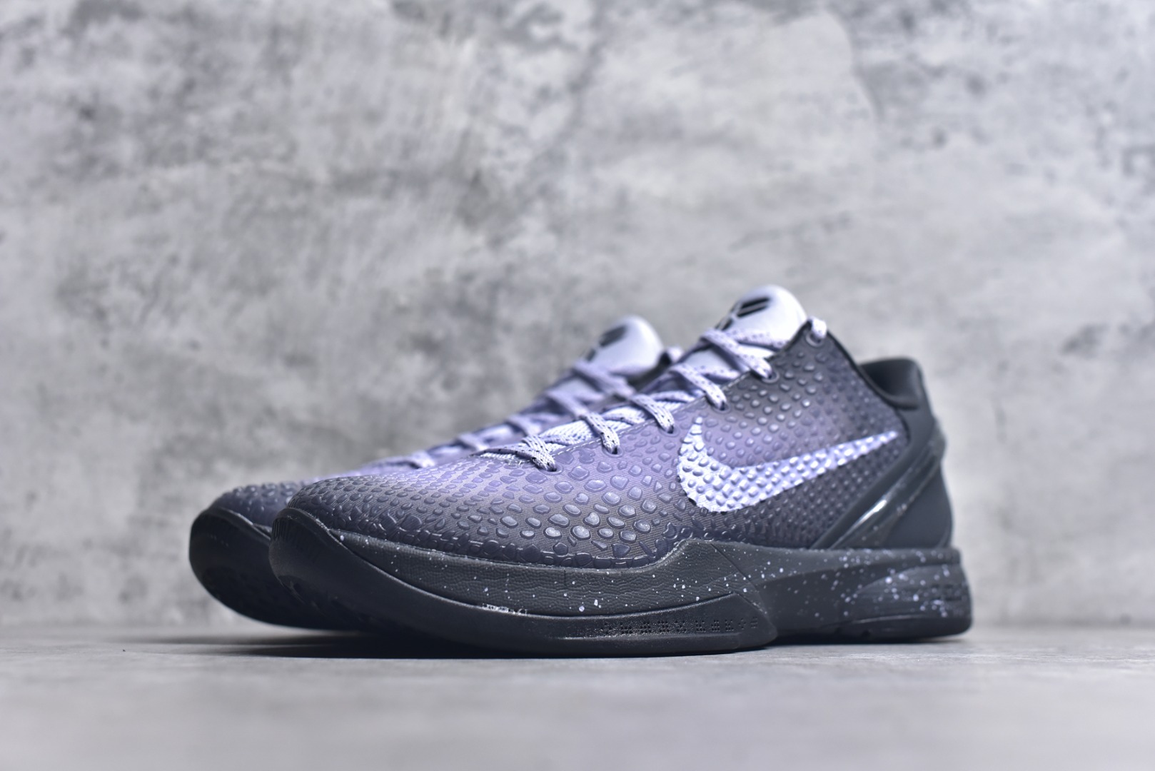 图片[2]-#NK Zoom Kobe 6 科比六代签名实战篮球鞋 星空黑紫 DM2825-001 主攻中端市场 全套原纸板楦头开发 确保原汁原味 完美呈现版型 一比一鞋头弧度高度鞋身弧度 细节品控鞋型完美 原厂TPU网格鞋带扣 正确内里网布 前后气垫加持 信仰绝不减配 全鞋身材料卡色独家定制 SWOOSH 蛇鳞 正确珠光效果（内嵌珍珠粉）独家前掌Zoom Turbo 后掌马蹄Zoom缓震 内置全真动态飞线 独家复刻U型缓震垫带独立钢印 十年情怀 这里完美落地 一个月独家售后 为实战保驾护航 尺码：40 40.5 41 42 42.5 43 44 44.5 45 45.5 46 47.5 48.5-选品中心