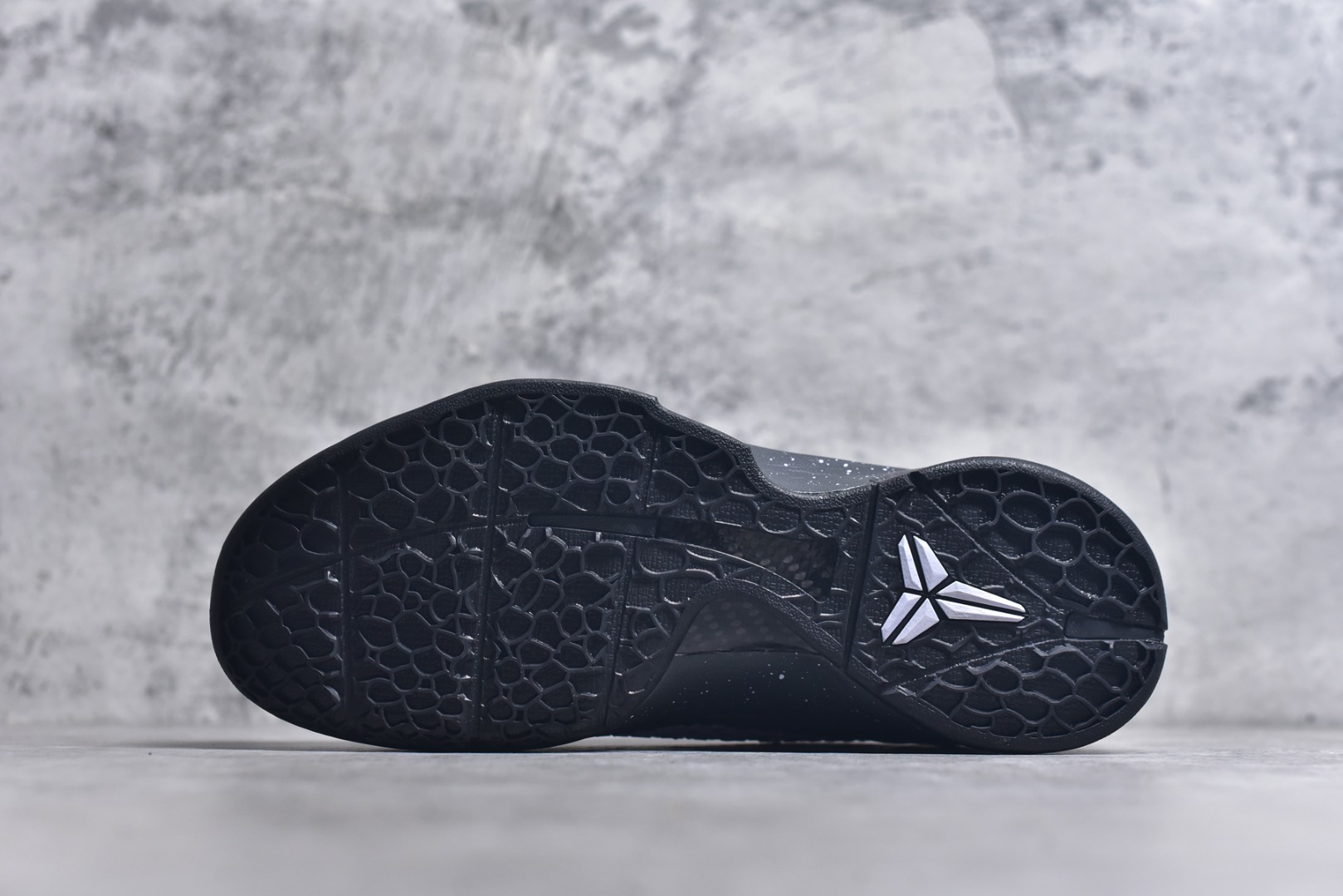 图片[6]-#NK Zoom Kobe 6 科比六代签名实战篮球鞋 星空黑紫 DM2825-001 主攻中端市场 全套原纸板楦头开发 确保原汁原味 完美呈现版型 一比一鞋头弧度高度鞋身弧度 细节品控鞋型完美 原厂TPU网格鞋带扣 正确内里网布 前后气垫加持 信仰绝不减配 全鞋身材料卡色独家定制 SWOOSH 蛇鳞 正确珠光效果（内嵌珍珠粉）独家前掌Zoom Turbo 后掌马蹄Zoom缓震 内置全真动态飞线 独家复刻U型缓震垫带独立钢印 十年情怀 这里完美落地 一个月独家售后 为实战保驾护航 尺码：40 40.5 41 42 42.5 43 44 44.5 45 45.5 46 47.5 48.5-选品中心