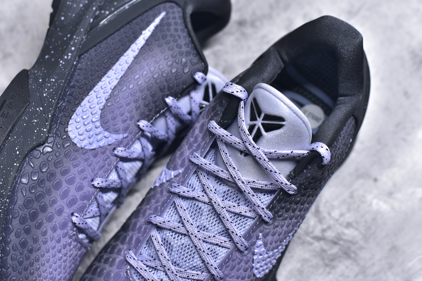 图片[9]-#NK Zoom Kobe 6 科比六代签名实战篮球鞋 星空黑紫 DM2825-001 主攻中端市场 全套原纸板楦头开发 确保原汁原味 完美呈现版型 一比一鞋头弧度高度鞋身弧度 细节品控鞋型完美 原厂TPU网格鞋带扣 正确内里网布 前后气垫加持 信仰绝不减配 全鞋身材料卡色独家定制 SWOOSH 蛇鳞 正确珠光效果（内嵌珍珠粉）独家前掌Zoom Turbo 后掌马蹄Zoom缓震 内置全真动态飞线 独家复刻U型缓震垫带独立钢印 十年情怀 这里完美落地 一个月独家售后 为实战保驾护航 尺码：40 40.5 41 42 42.5 43 44 44.5 45 45.5 46 47.5 48.5-选品中心