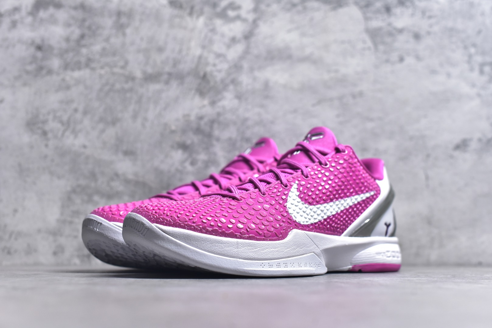 图片[2]-#NK Zoom Kobe 6 Protro 科比六代乳腺癌 429659-601 完美复刻公司货 前掌超大Zoom Turbo气垫 后掌EVA缓震 真正的原汁原味 还原ZP脚感 全身鞋材卡料色独家定制 唯一正确喷漆工艺Swoosh 正确凹凸蛇鳞工艺 正确鞋面渐变效果 内全置真动飞态线 独立原厂模具 最大尺码达到48.5码 首批不拼图大几率过验 亲测已过 支持各种高强度实战 无需担心 上脚价 补货周期极长 脚宽建议买大半码 科比系列前掌偏窄 不影响二次销售 支持七天无理由退换 尺码：40-48.5-选品中心