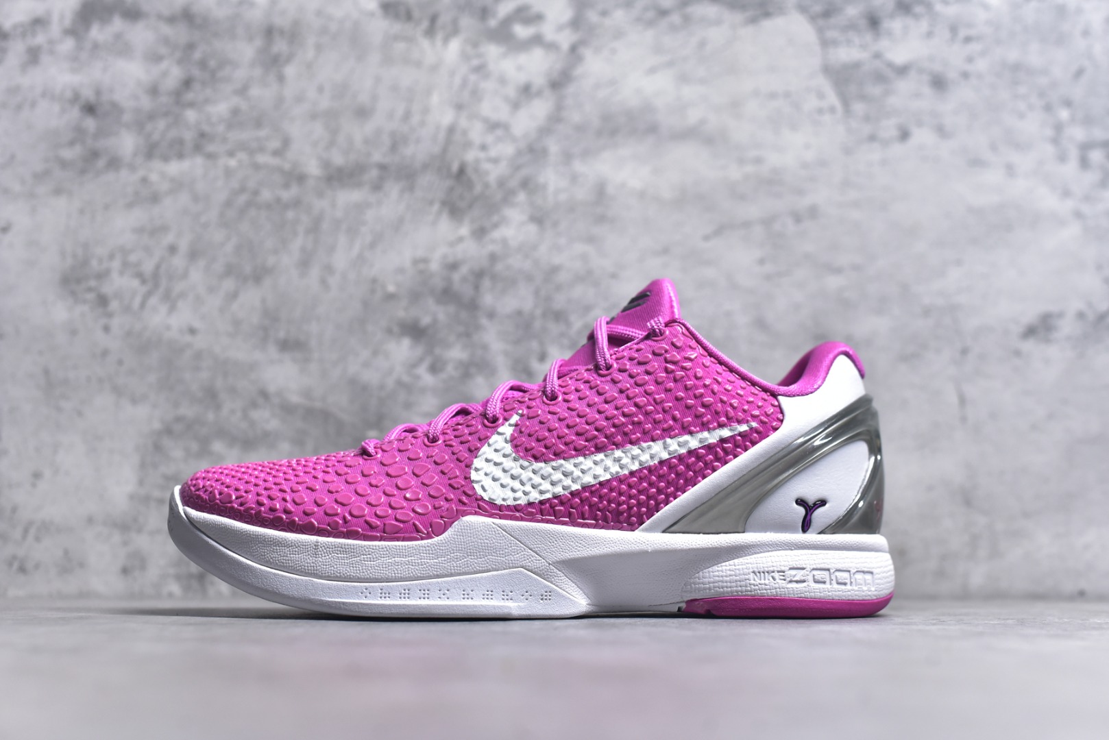 #NK Zoom Kobe 6 Protro 科比六代乳腺癌 429659-601 完美复刻公司货 前掌超大Zoom Turbo气垫 后掌EVA缓震 真正的原汁原味 还原ZP脚感 全身鞋材卡料色独家定制 唯一正确喷漆工艺Swoosh 正确凹凸蛇鳞工艺 正确鞋面渐变效果 内全置真动飞态线 独立原厂模具 最大尺码达到48.5码 首批不拼图大几率过验 亲测已过 支持各种高强度实战 无需担心 上脚价 补货周期极长 脚宽建议买大半码 科比系列前掌偏窄 不影响二次销售 支持七天无理由退换 尺码：40-48.5-选品中心