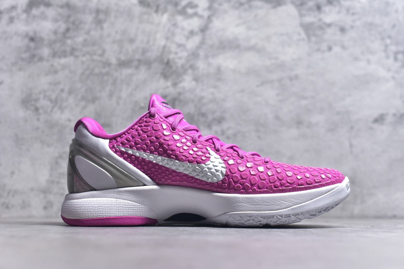 图片[3]-#NK Zoom Kobe 6 Protro 科比六代乳腺癌 429659-601 完美复刻公司货 前掌超大Zoom Turbo气垫 后掌EVA缓震 真正的原汁原味 还原ZP脚感 全身鞋材卡料色独家定制 唯一正确喷漆工艺Swoosh 正确凹凸蛇鳞工艺 正确鞋面渐变效果 内全置真动飞态线 独立原厂模具 最大尺码达到48.5码 首批不拼图大几率过验 亲测已过 支持各种高强度实战 无需担心 上脚价 补货周期极长 脚宽建议买大半码 科比系列前掌偏窄 不影响二次销售 支持七天无理由退换 尺码：40-48.5-选品中心