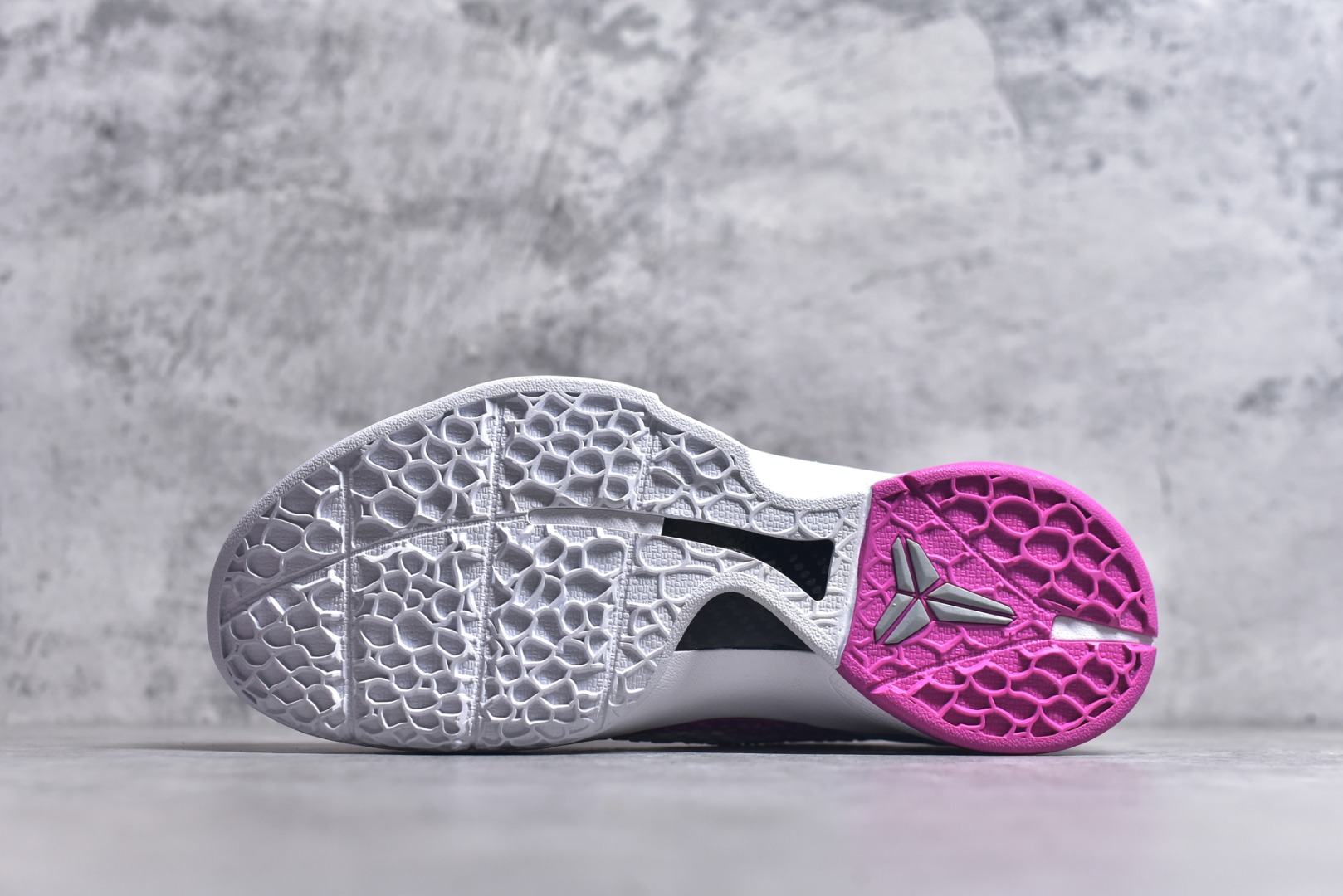 图片[6]-#NK Zoom Kobe 6 Protro 科比六代乳腺癌 429659-601 完美复刻公司货 前掌超大Zoom Turbo气垫 后掌EVA缓震 真正的原汁原味 还原ZP脚感 全身鞋材卡料色独家定制 唯一正确喷漆工艺Swoosh 正确凹凸蛇鳞工艺 正确鞋面渐变效果 内全置真动飞态线 独立原厂模具 最大尺码达到48.5码 首批不拼图大几率过验 亲测已过 支持各种高强度实战 无需担心 上脚价 补货周期极长 脚宽建议买大半码 科比系列前掌偏窄 不影响二次销售 支持七天无理由退换 尺码：40-48.5-选品中心