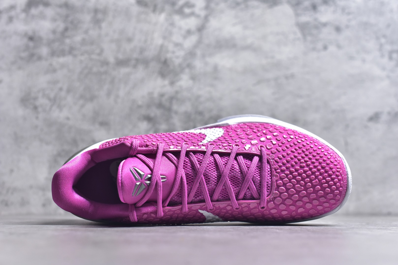 图片[4]-#NK Zoom Kobe 6 Protro 科比六代乳腺癌 429659-601 完美复刻公司货 前掌超大Zoom Turbo气垫 后掌EVA缓震 真正的原汁原味 还原ZP脚感 全身鞋材卡料色独家定制 唯一正确喷漆工艺Swoosh 正确凹凸蛇鳞工艺 正确鞋面渐变效果 内全置真动飞态线 独立原厂模具 最大尺码达到48.5码 首批不拼图大几率过验 亲测已过 支持各种高强度实战 无需担心 上脚价 补货周期极长 脚宽建议买大半码 科比系列前掌偏窄 不影响二次销售 支持七天无理由退换 尺码：40-48.5-选品中心