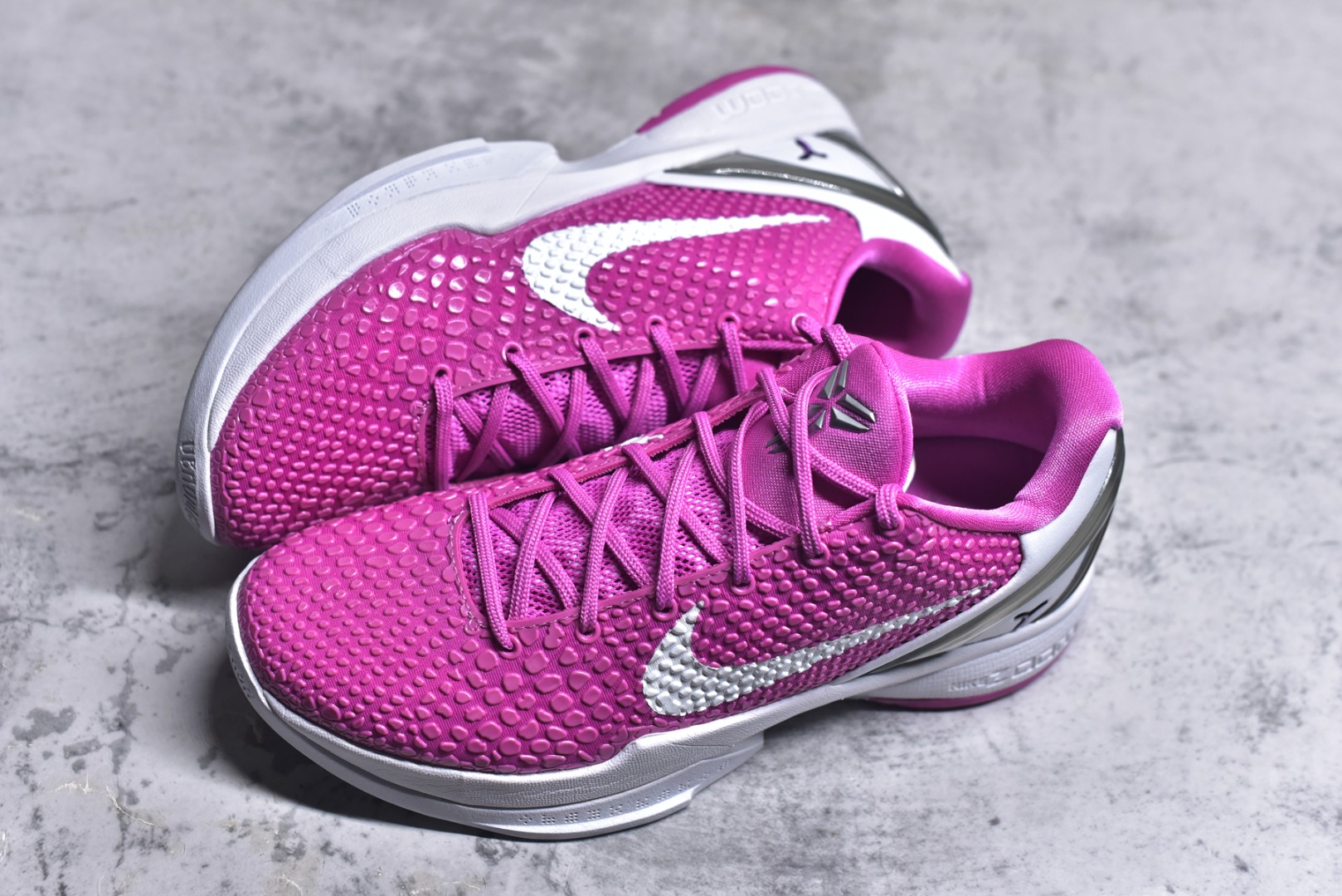 图片[7]-#NK Zoom Kobe 6 Protro 科比六代乳腺癌 429659-601 完美复刻公司货 前掌超大Zoom Turbo气垫 后掌EVA缓震 真正的原汁原味 还原ZP脚感 全身鞋材卡料色独家定制 唯一正确喷漆工艺Swoosh 正确凹凸蛇鳞工艺 正确鞋面渐变效果 内全置真动飞态线 独立原厂模具 最大尺码达到48.5码 首批不拼图大几率过验 亲测已过 支持各种高强度实战 无需担心 上脚价 补货周期极长 脚宽建议买大半码 科比系列前掌偏窄 不影响二次销售 支持七天无理由退换 尺码：40-48.5-选品中心