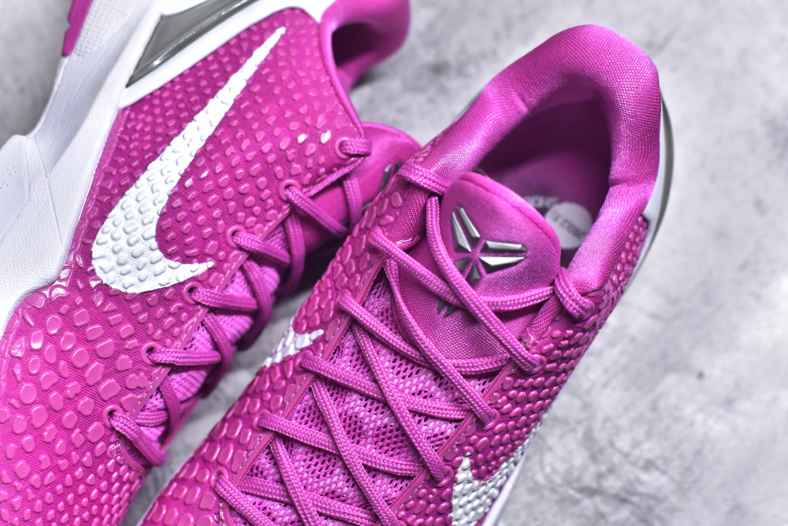 图片[9]-#NK Zoom Kobe 6 Protro 科比六代乳腺癌 429659-601 完美复刻公司货 前掌超大Zoom Turbo气垫 后掌EVA缓震 真正的原汁原味 还原ZP脚感 全身鞋材卡料色独家定制 唯一正确喷漆工艺Swoosh 正确凹凸蛇鳞工艺 正确鞋面渐变效果 内全置真动飞态线 独立原厂模具 最大尺码达到48.5码 首批不拼图大几率过验 亲测已过 支持各种高强度实战 无需担心 上脚价 补货周期极长 脚宽建议买大半码 科比系列前掌偏窄 不影响二次销售 支持七天无理由退换 尺码：40-48.5-选品中心