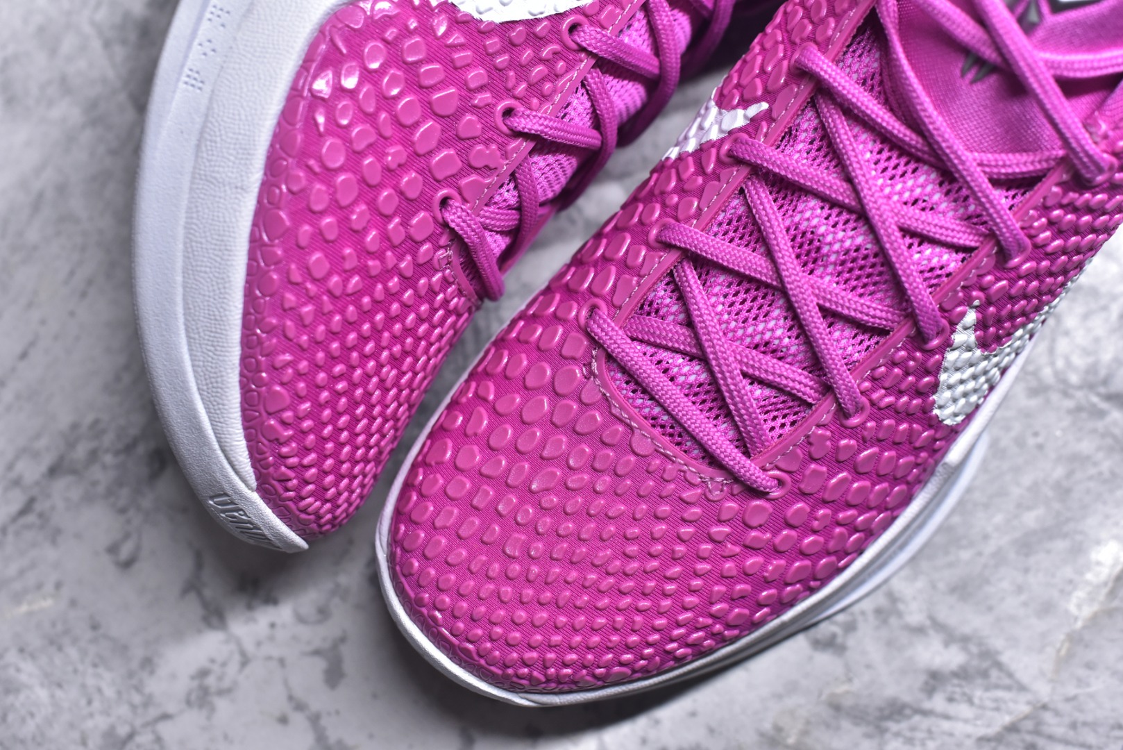 图片[8]-#NK Zoom Kobe 6 Protro 科比六代乳腺癌 429659-601 完美复刻公司货 前掌超大Zoom Turbo气垫 后掌EVA缓震 真正的原汁原味 还原ZP脚感 全身鞋材卡料色独家定制 唯一正确喷漆工艺Swoosh 正确凹凸蛇鳞工艺 正确鞋面渐变效果 内全置真动飞态线 独立原厂模具 最大尺码达到48.5码 首批不拼图大几率过验 亲测已过 支持各种高强度实战 无需担心 上脚价 补货周期极长 脚宽建议买大半码 科比系列前掌偏窄 不影响二次销售 支持七天无理由退换 尺码：40-48.5-选品中心