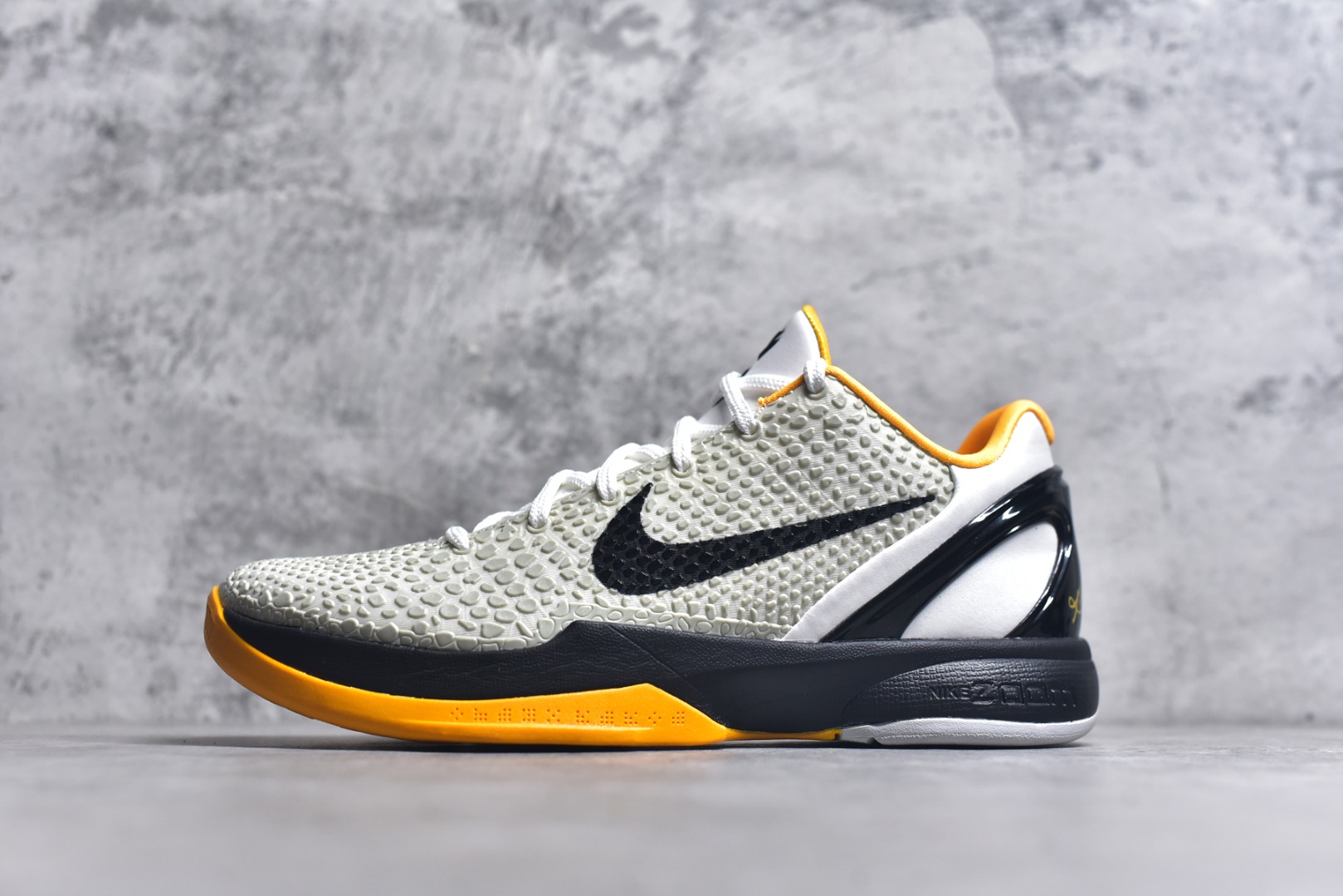 #NK Zoom Kobe 6 Protro 科比六代季后赛白黄 CW2190-100 完美复刻公司货 前掌超大Zoom Turbo气垫 后掌EVA缓震 真正的原汁原味 还原ZP脚感 全身鞋材卡料色独家定制 唯一正确喷漆工艺Swoosh 正确凹凸蛇鳞工艺 正确鞋面渐变效果 内全置真动飞态线 独立原厂模具 最大尺码达到48.5码 首批不拼图大几率过验 亲测已过 支持各种高强度实战 无需担心 上脚价 补货周期极长 脚宽建议买大半码 科比系列前掌偏窄 不影响二次销售 支持七天无理由退换 尺码：40 40.5 41 42 42.5 43 44 44.5 45 45.5 46 47.5 48.5-选品中心