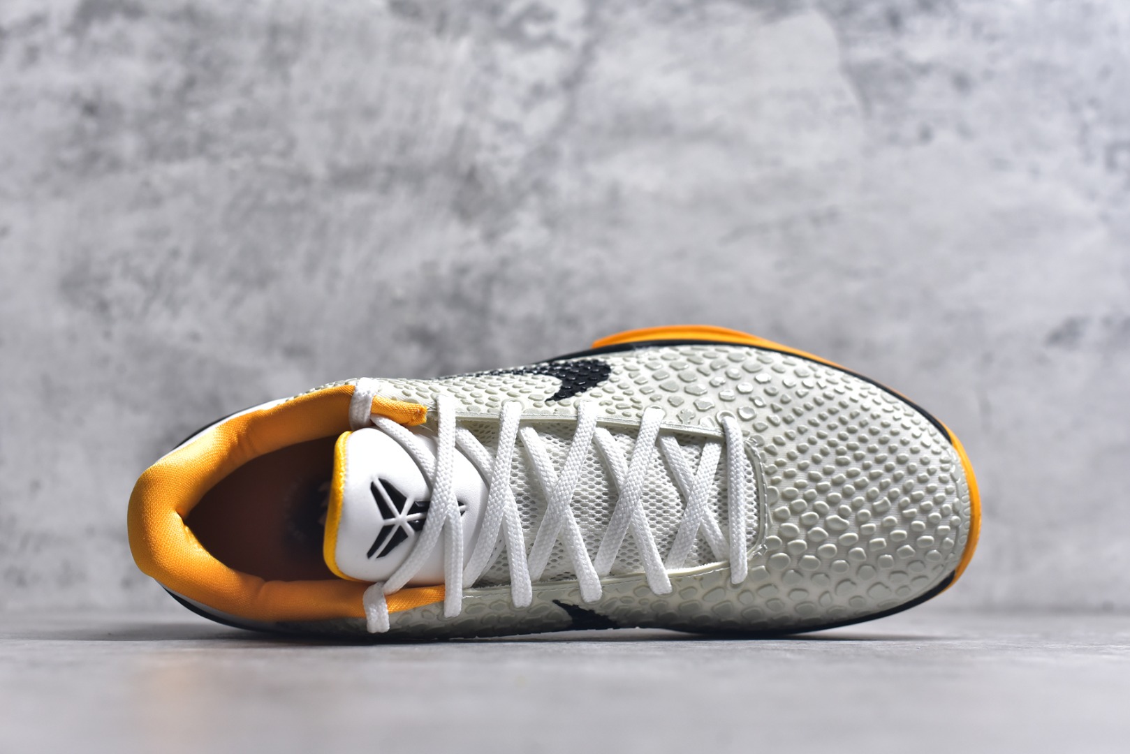 图片[4]-#NK Zoom Kobe 6 Protro 科比六代季后赛白黄 CW2190-100 完美复刻公司货 前掌超大Zoom Turbo气垫 后掌EVA缓震 真正的原汁原味 还原ZP脚感 全身鞋材卡料色独家定制 唯一正确喷漆工艺Swoosh 正确凹凸蛇鳞工艺 正确鞋面渐变效果 内全置真动飞态线 独立原厂模具 最大尺码达到48.5码 首批不拼图大几率过验 亲测已过 支持各种高强度实战 无需担心 上脚价 补货周期极长 脚宽建议买大半码 科比系列前掌偏窄 不影响二次销售 支持七天无理由退换 尺码：40 40.5 41 42 42.5 43 44 44.5 45 45.5 46 47.5 48.5-选品中心