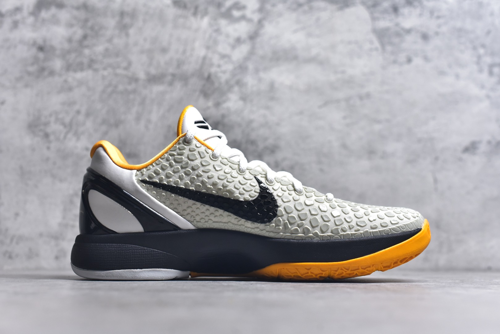 图片[3]-#NK Zoom Kobe 6 Protro 科比六代季后赛白黄 CW2190-100 完美复刻公司货 前掌超大Zoom Turbo气垫 后掌EVA缓震 真正的原汁原味 还原ZP脚感 全身鞋材卡料色独家定制 唯一正确喷漆工艺Swoosh 正确凹凸蛇鳞工艺 正确鞋面渐变效果 内全置真动飞态线 独立原厂模具 最大尺码达到48.5码 首批不拼图大几率过验 亲测已过 支持各种高强度实战 无需担心 上脚价 补货周期极长 脚宽建议买大半码 科比系列前掌偏窄 不影响二次销售 支持七天无理由退换 尺码：40 40.5 41 42 42.5 43 44 44.5 45 45.5 46 47.5 48.5-选品中心