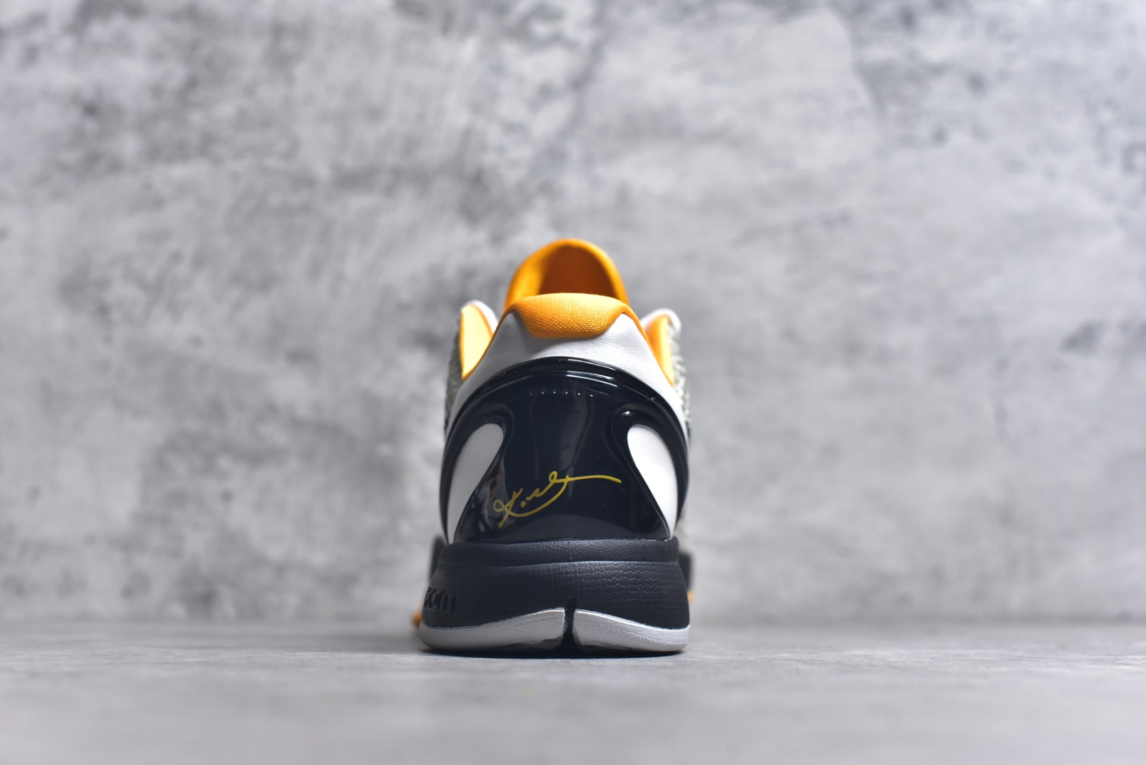 图片[5]-#NK Zoom Kobe 6 Protro 科比六代季后赛白黄 CW2190-100 完美复刻公司货 前掌超大Zoom Turbo气垫 后掌EVA缓震 真正的原汁原味 还原ZP脚感 全身鞋材卡料色独家定制 唯一正确喷漆工艺Swoosh 正确凹凸蛇鳞工艺 正确鞋面渐变效果 内全置真动飞态线 独立原厂模具 最大尺码达到48.5码 首批不拼图大几率过验 亲测已过 支持各种高强度实战 无需担心 上脚价 补货周期极长 脚宽建议买大半码 科比系列前掌偏窄 不影响二次销售 支持七天无理由退换 尺码：40 40.5 41 42 42.5 43 44 44.5 45 45.5 46 47.5 48.5-选品中心