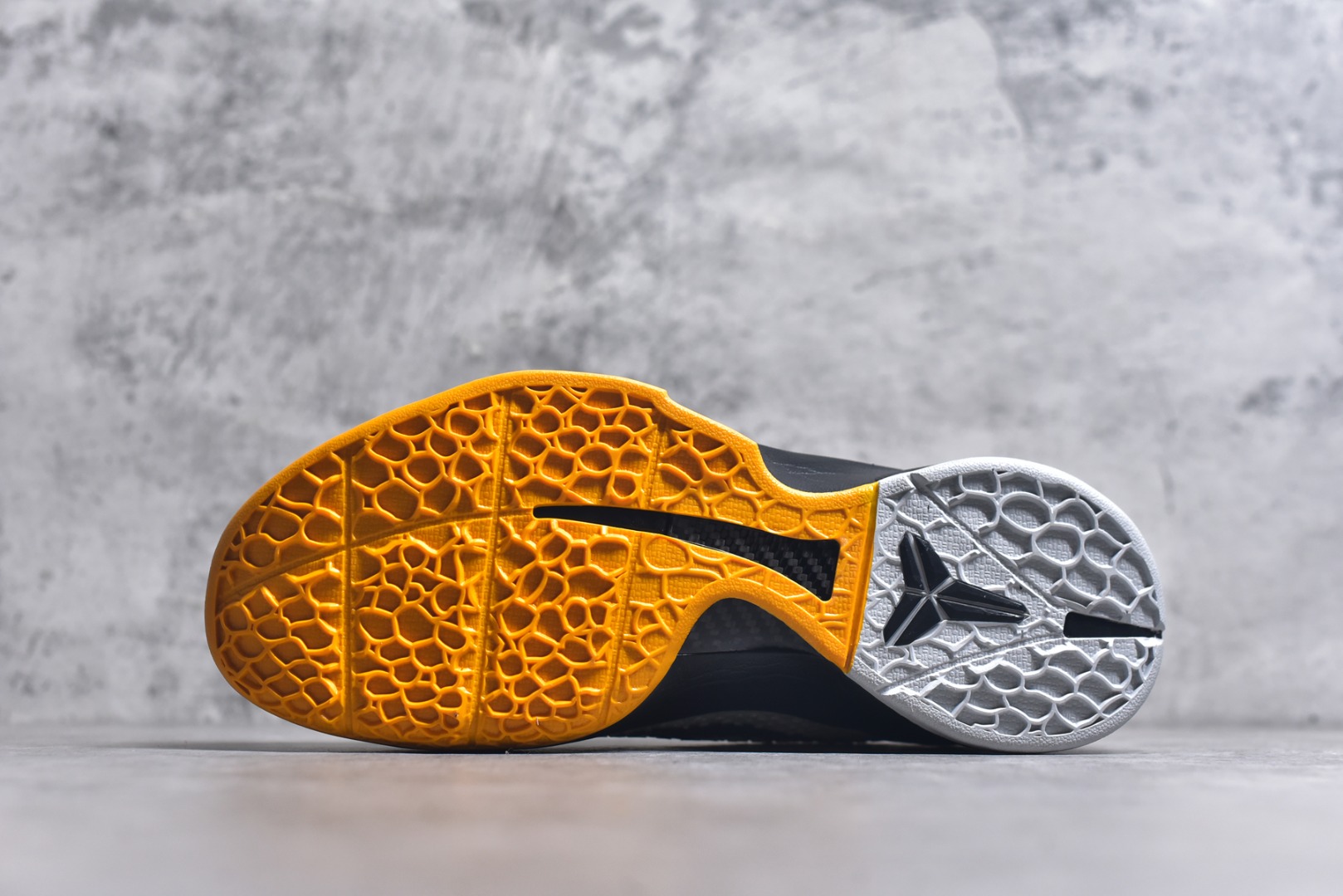 图片[6]-#NK Zoom Kobe 6 Protro 科比六代季后赛白黄 CW2190-100 完美复刻公司货 前掌超大Zoom Turbo气垫 后掌EVA缓震 真正的原汁原味 还原ZP脚感 全身鞋材卡料色独家定制 唯一正确喷漆工艺Swoosh 正确凹凸蛇鳞工艺 正确鞋面渐变效果 内全置真动飞态线 独立原厂模具 最大尺码达到48.5码 首批不拼图大几率过验 亲测已过 支持各种高强度实战 无需担心 上脚价 补货周期极长 脚宽建议买大半码 科比系列前掌偏窄 不影响二次销售 支持七天无理由退换 尺码：40 40.5 41 42 42.5 43 44 44.5 45 45.5 46 47.5 48.5-选品中心