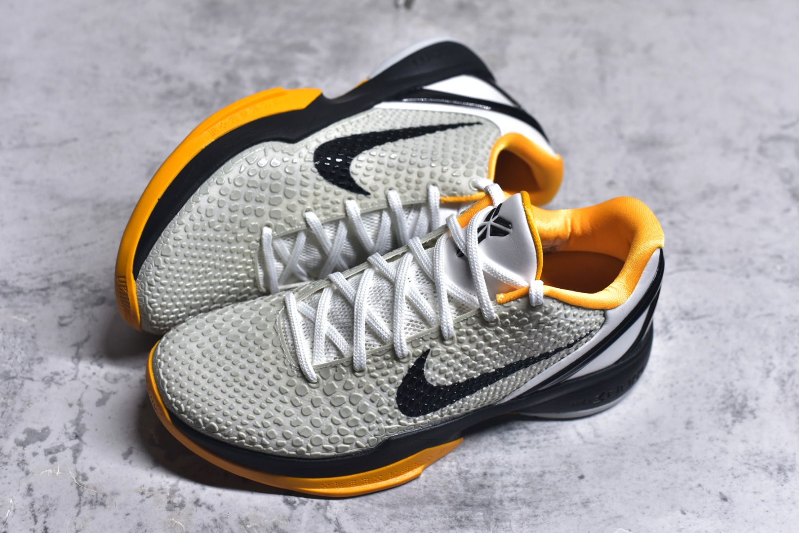 图片[7]-#NK Zoom Kobe 6 Protro 科比六代季后赛白黄 CW2190-100 完美复刻公司货 前掌超大Zoom Turbo气垫 后掌EVA缓震 真正的原汁原味 还原ZP脚感 全身鞋材卡料色独家定制 唯一正确喷漆工艺Swoosh 正确凹凸蛇鳞工艺 正确鞋面渐变效果 内全置真动飞态线 独立原厂模具 最大尺码达到48.5码 首批不拼图大几率过验 亲测已过 支持各种高强度实战 无需担心 上脚价 补货周期极长 脚宽建议买大半码 科比系列前掌偏窄 不影响二次销售 支持七天无理由退换 尺码：40 40.5 41 42 42.5 43 44 44.5 45 45.5 46 47.5 48.5-选品中心