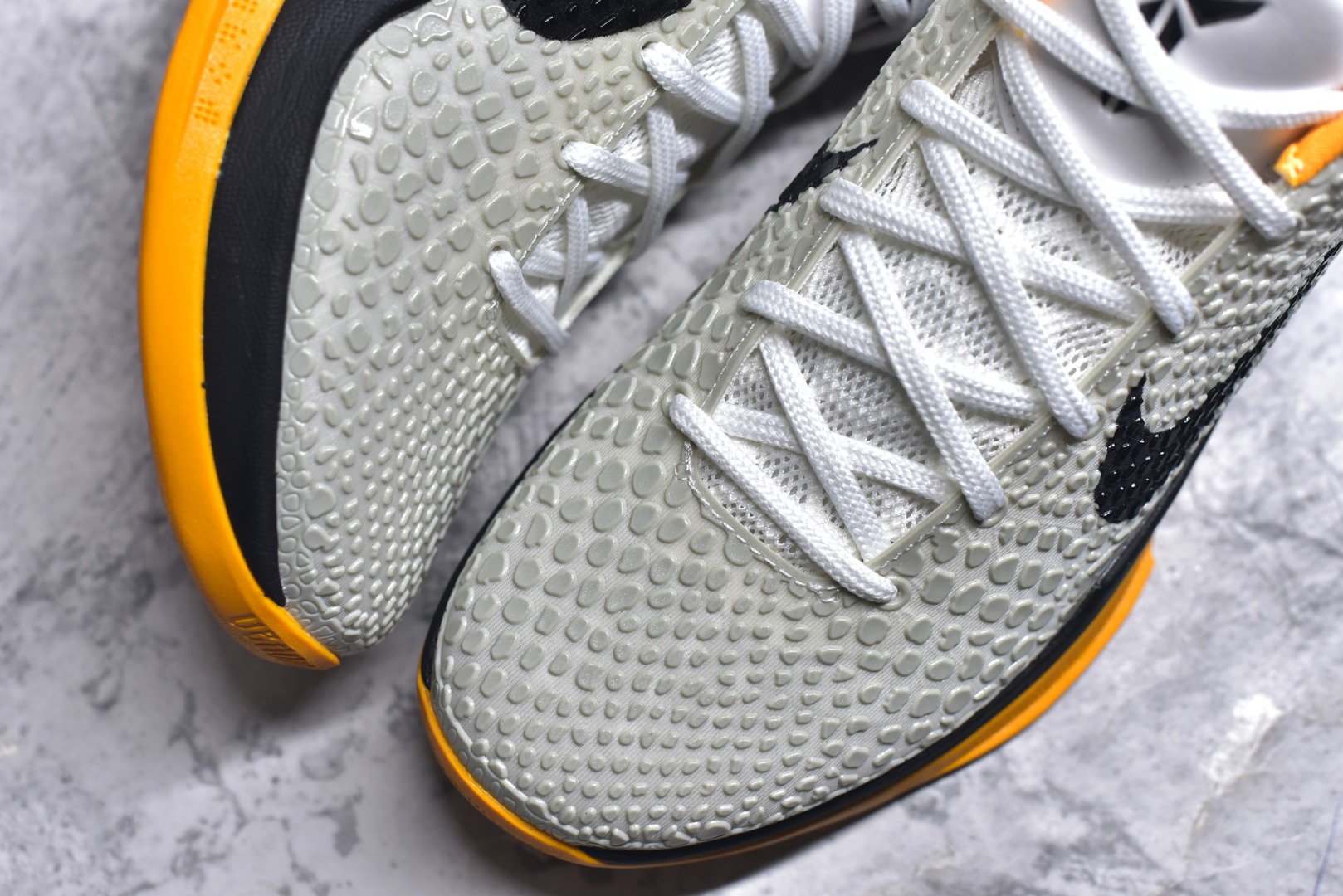 图片[8]-#NK Zoom Kobe 6 Protro 科比六代季后赛白黄 CW2190-100 完美复刻公司货 前掌超大Zoom Turbo气垫 后掌EVA缓震 真正的原汁原味 还原ZP脚感 全身鞋材卡料色独家定制 唯一正确喷漆工艺Swoosh 正确凹凸蛇鳞工艺 正确鞋面渐变效果 内全置真动飞态线 独立原厂模具 最大尺码达到48.5码 首批不拼图大几率过验 亲测已过 支持各种高强度实战 无需担心 上脚价 补货周期极长 脚宽建议买大半码 科比系列前掌偏窄 不影响二次销售 支持七天无理由退换 尺码：40 40.5 41 42 42.5 43 44 44.5 45 45.5 46 47.5 48.5-选品中心