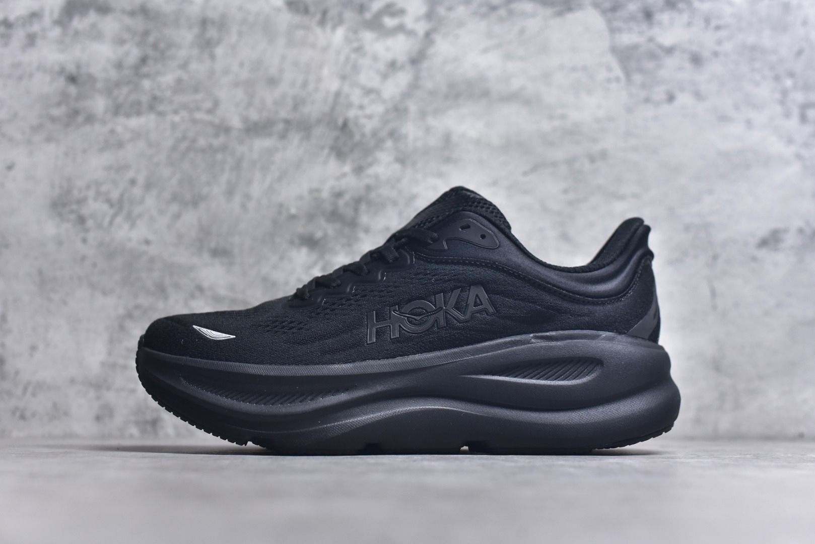 #HOKA ONE ONE Bondi 9 WIDE 邦迪九代舒适防滑耐磨低帮休闲跑步鞋 HOKA ONE ONE是来自美国的跑步鞋知名品牌，创立于2009年，始终致力于为所有跑者提供更新、更好的跑步装备。相比常规跑鞋，HOKA ONE ONE特别研发使用性能独特的几何形跑鞋中底，此种鞋底更厚、更高、回弹性也更好，除了卓越的缓冲性能，它还能內各种阶段的跑者带来更具动感、更加稳定的跑步体验。HOKAONE ONE从设计之初就清楚意识到，要保证跑者步幅的均匀一致，双脚自然而然的运动至关重要。尺码：36 36.5 37.5 38 38.5 39 40 40.5 41 42 42.5 43 44 44.5 45-选品中心