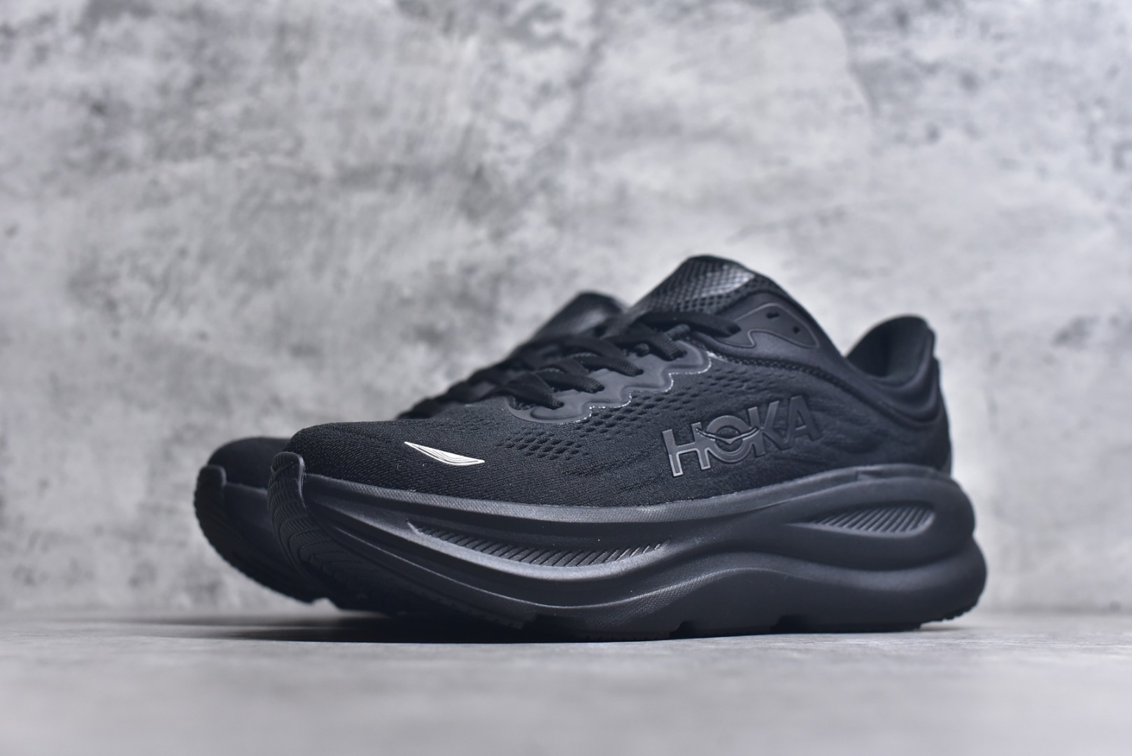 图片[2]-#HOKA ONE ONE Bondi 9 WIDE 邦迪九代舒适防滑耐磨低帮休闲跑步鞋 HOKA ONE ONE是来自美国的跑步鞋知名品牌，创立于2009年，始终致力于为所有跑者提供更新、更好的跑步装备。相比常规跑鞋，HOKA ONE ONE特别研发使用性能独特的几何形跑鞋中底，此种鞋底更厚、更高、回弹性也更好，除了卓越的缓冲性能，它还能內各种阶段的跑者带来更具动感、更加稳定的跑步体验。HOKAONE ONE从设计之初就清楚意识到，要保证跑者步幅的均匀一致，双脚自然而然的运动至关重要。尺码：36 36.5 37.5 38 38.5 39 40 40.5 41 42 42.5 43 44 44.5 45-选品中心