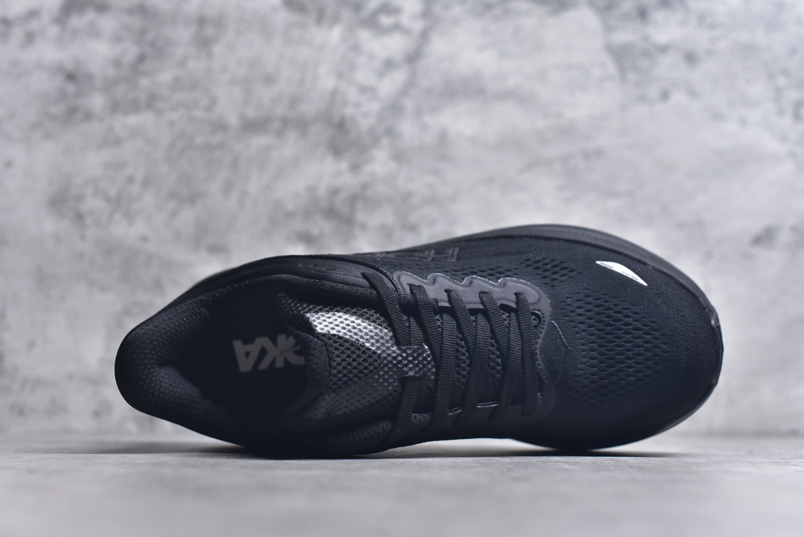 图片[4]-#HOKA ONE ONE Bondi 9 WIDE 邦迪九代舒适防滑耐磨低帮休闲跑步鞋 HOKA ONE ONE是来自美国的跑步鞋知名品牌，创立于2009年，始终致力于为所有跑者提供更新、更好的跑步装备。相比常规跑鞋，HOKA ONE ONE特别研发使用性能独特的几何形跑鞋中底，此种鞋底更厚、更高、回弹性也更好，除了卓越的缓冲性能，它还能內各种阶段的跑者带来更具动感、更加稳定的跑步体验。HOKAONE ONE从设计之初就清楚意识到，要保证跑者步幅的均匀一致，双脚自然而然的运动至关重要。尺码：36 36.5 37.5 38 38.5 39 40 40.5 41 42 42.5 43 44 44.5 45-选品中心