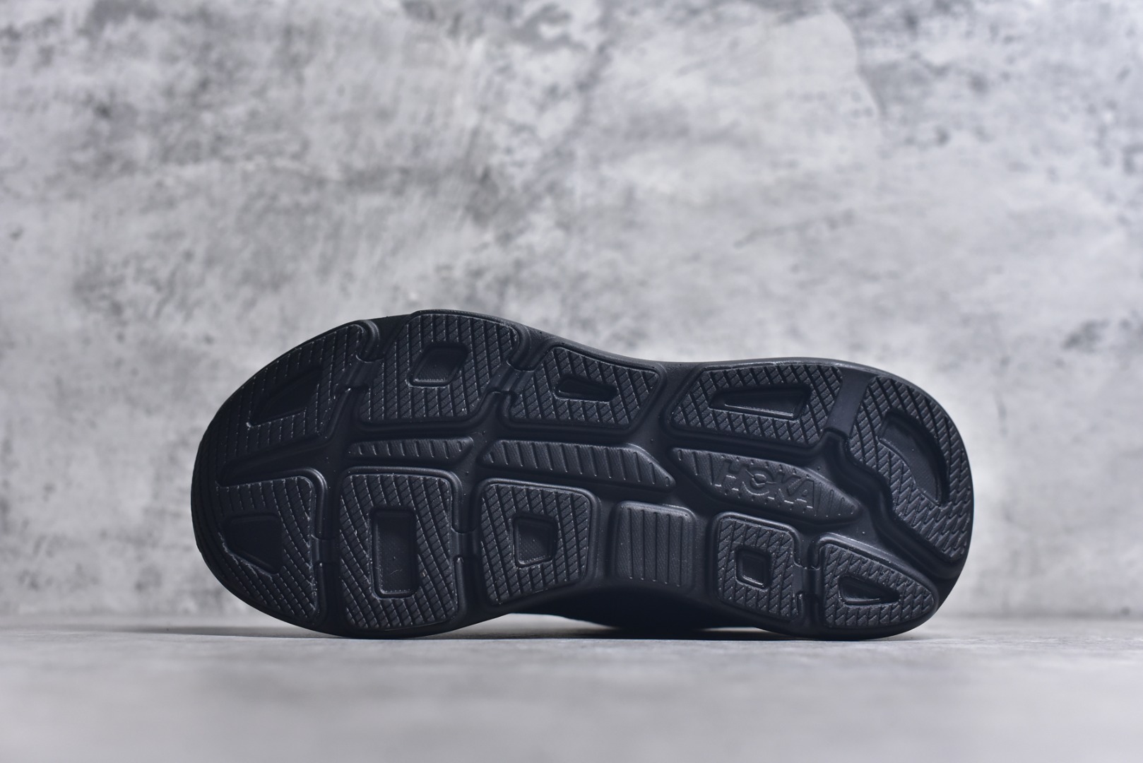 图片[6]-#HOKA ONE ONE Bondi 9 WIDE 邦迪九代舒适防滑耐磨低帮休闲跑步鞋 HOKA ONE ONE是来自美国的跑步鞋知名品牌，创立于2009年，始终致力于为所有跑者提供更新、更好的跑步装备。相比常规跑鞋，HOKA ONE ONE特别研发使用性能独特的几何形跑鞋中底，此种鞋底更厚、更高、回弹性也更好，除了卓越的缓冲性能，它还能內各种阶段的跑者带来更具动感、更加稳定的跑步体验。HOKAONE ONE从设计之初就清楚意识到，要保证跑者步幅的均匀一致，双脚自然而然的运动至关重要。尺码：36 36.5 37.5 38 38.5 39 40 40.5 41 42 42.5 43 44 44.5 45-选品中心