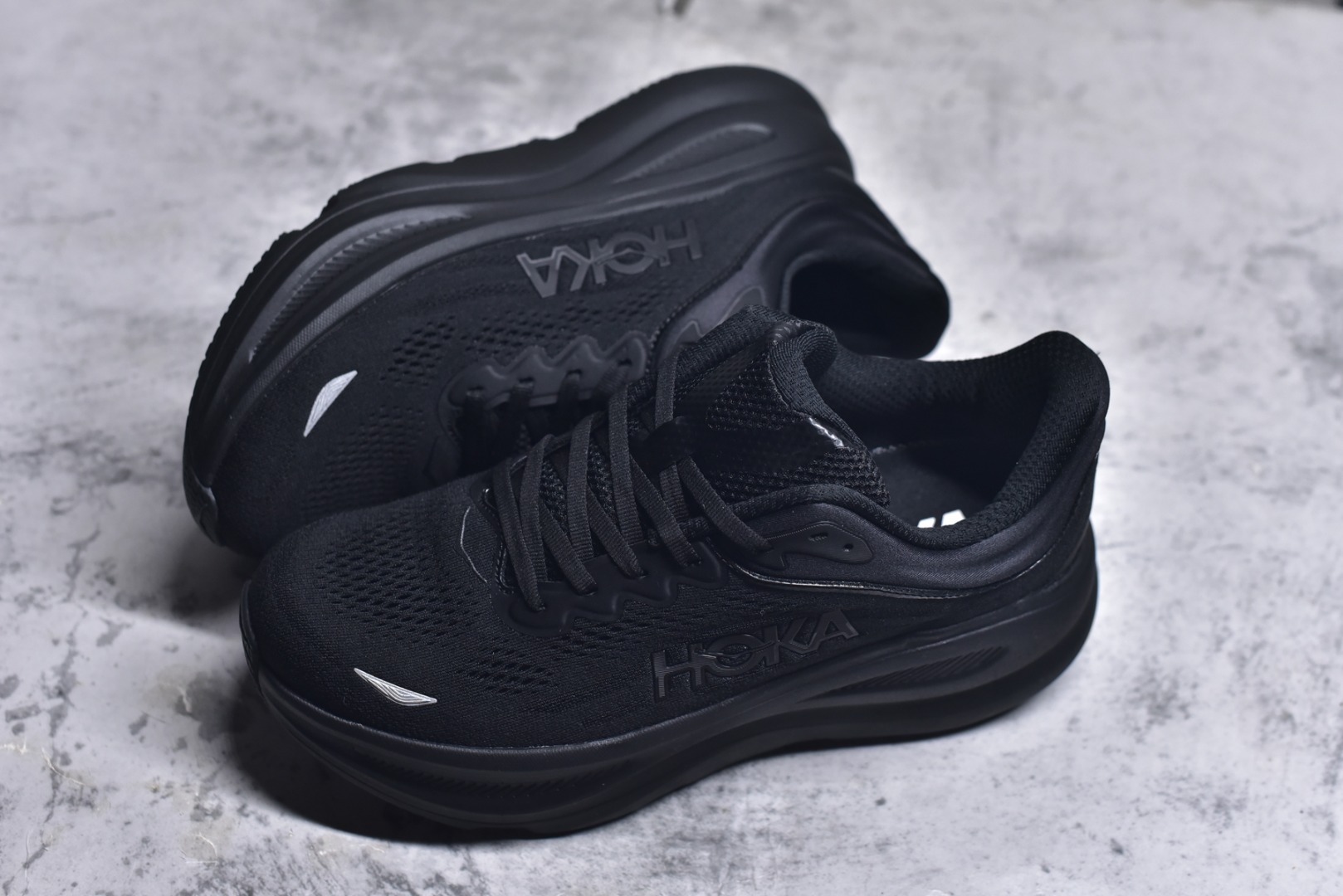 图片[7]-#HOKA ONE ONE Bondi 9 WIDE 邦迪九代舒适防滑耐磨低帮休闲跑步鞋 HOKA ONE ONE是来自美国的跑步鞋知名品牌，创立于2009年，始终致力于为所有跑者提供更新、更好的跑步装备。相比常规跑鞋，HOKA ONE ONE特别研发使用性能独特的几何形跑鞋中底，此种鞋底更厚、更高、回弹性也更好，除了卓越的缓冲性能，它还能內各种阶段的跑者带来更具动感、更加稳定的跑步体验。HOKAONE ONE从设计之初就清楚意识到，要保证跑者步幅的均匀一致，双脚自然而然的运动至关重要。尺码：36 36.5 37.5 38 38.5 39 40 40.5 41 42 42.5 43 44 44.5 45-选品中心