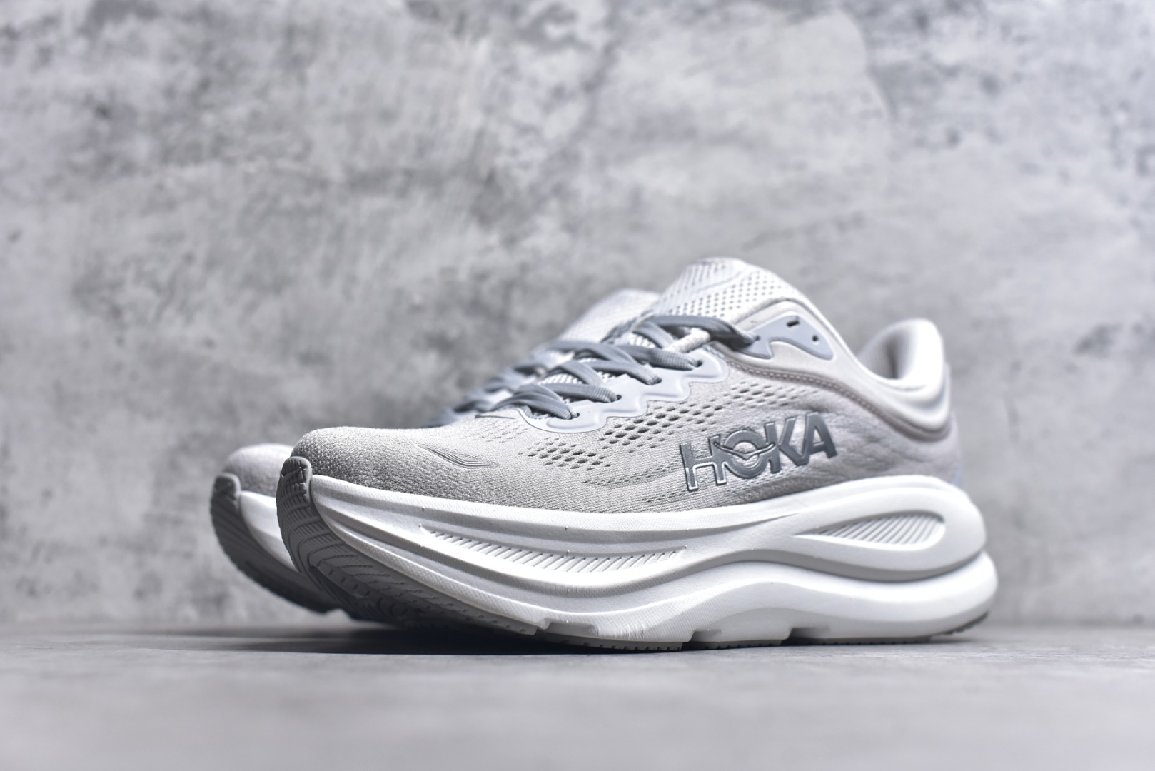 图片[2]-#HOKA ONE ONE Bondi 9 WIDE 邦迪九代舒适防滑耐磨低帮休闲跑步鞋 HOKA ONE ONE是来自美国的跑步鞋知名品牌，创立于2009年，始终致力于为所有跑者提供更新、更好的跑步装备。相比常规跑鞋，HOKA ONE ONE特别研发使用性能独特的几何形跑鞋中底，此种鞋底更厚、更高、回弹性也更好，除了卓越的缓冲性能，它还能內各种阶段的跑者带来更具动感、更加稳定的跑步体验。HOKAONE ONE从设计之初就清楚意识到，要保证跑者步幅的均匀一致，双脚自然而然的运动至关重要。尺码：36 36.5 37.5 38 38.5 39 40 40.5 41 42 42.5 43 44 44.5 45-选品中心
