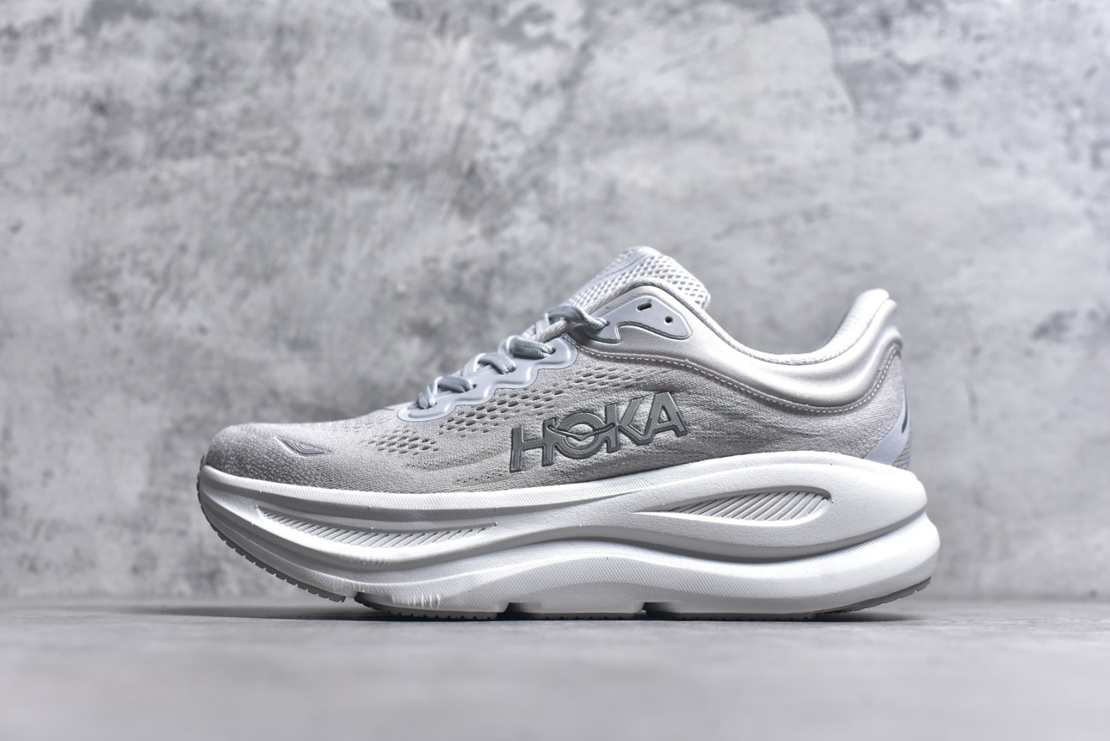 #HOKA ONE ONE Bondi 9 WIDE 邦迪九代舒适防滑耐磨低帮休闲跑步鞋 HOKA ONE ONE是来自美国的跑步鞋知名品牌，创立于2009年，始终致力于为所有跑者提供更新、更好的跑步装备。相比常规跑鞋，HOKA ONE ONE特别研发使用性能独特的几何形跑鞋中底，此种鞋底更厚、更高、回弹性也更好，除了卓越的缓冲性能，它还能內各种阶段的跑者带来更具动感、更加稳定的跑步体验。HOKAONE ONE从设计之初就清楚意识到，要保证跑者步幅的均匀一致，双脚自然而然的运动至关重要。尺码：36 36.5 37.5 38 38.5 39 40 40.5 41 42 42.5 43 44 44.5 45-选品中心
