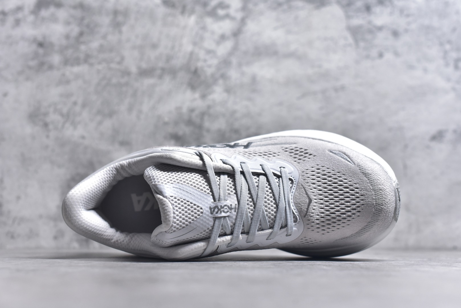 图片[4]-#HOKA ONE ONE Bondi 9 WIDE 邦迪九代舒适防滑耐磨低帮休闲跑步鞋 HOKA ONE ONE是来自美国的跑步鞋知名品牌，创立于2009年，始终致力于为所有跑者提供更新、更好的跑步装备。相比常规跑鞋，HOKA ONE ONE特别研发使用性能独特的几何形跑鞋中底，此种鞋底更厚、更高、回弹性也更好，除了卓越的缓冲性能，它还能內各种阶段的跑者带来更具动感、更加稳定的跑步体验。HOKAONE ONE从设计之初就清楚意识到，要保证跑者步幅的均匀一致，双脚自然而然的运动至关重要。尺码：36 36.5 37.5 38 38.5 39 40 40.5 41 42 42.5 43 44 44.5 45-选品中心