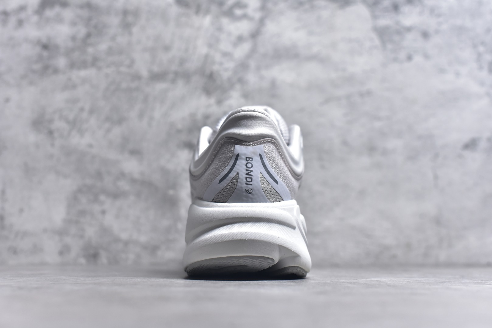 图片[5]-#HOKA ONE ONE Bondi 9 WIDE 邦迪九代舒适防滑耐磨低帮休闲跑步鞋 HOKA ONE ONE是来自美国的跑步鞋知名品牌，创立于2009年，始终致力于为所有跑者提供更新、更好的跑步装备。相比常规跑鞋，HOKA ONE ONE特别研发使用性能独特的几何形跑鞋中底，此种鞋底更厚、更高、回弹性也更好，除了卓越的缓冲性能，它还能內各种阶段的跑者带来更具动感、更加稳定的跑步体验。HOKAONE ONE从设计之初就清楚意识到，要保证跑者步幅的均匀一致，双脚自然而然的运动至关重要。尺码：36 36.5 37.5 38 38.5 39 40 40.5 41 42 42.5 43 44 44.5 45-选品中心