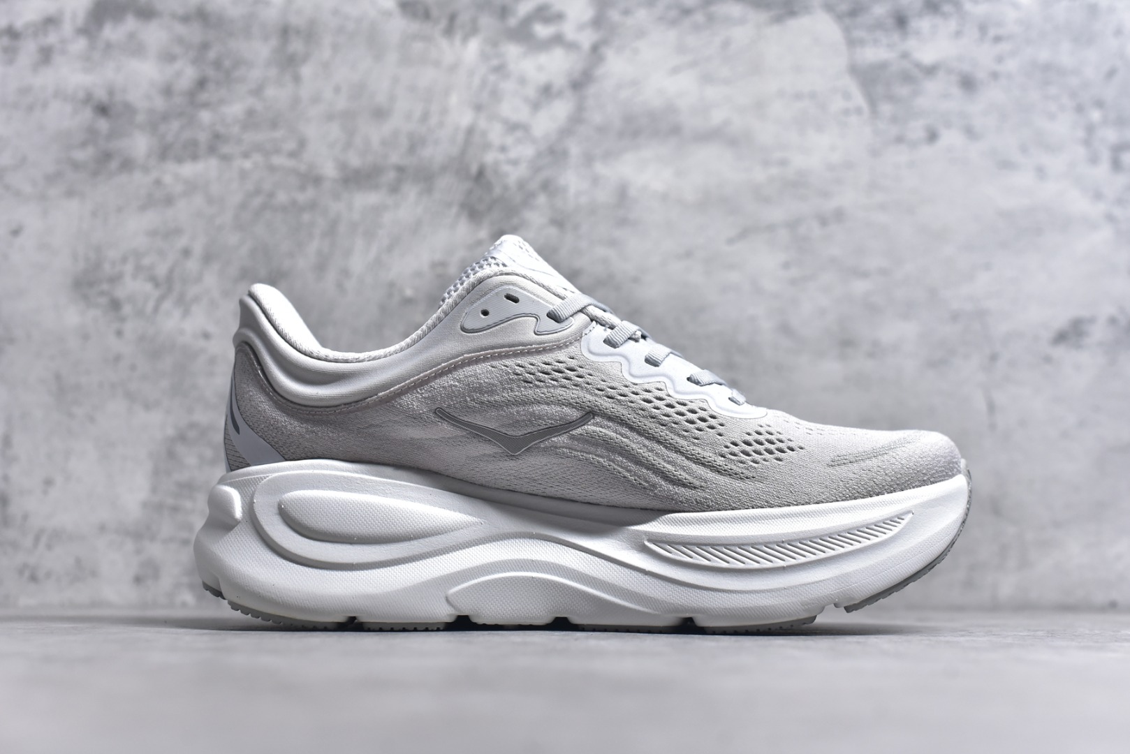 图片[3]-#HOKA ONE ONE Bondi 9 WIDE 邦迪九代舒适防滑耐磨低帮休闲跑步鞋 HOKA ONE ONE是来自美国的跑步鞋知名品牌，创立于2009年，始终致力于为所有跑者提供更新、更好的跑步装备。相比常规跑鞋，HOKA ONE ONE特别研发使用性能独特的几何形跑鞋中底，此种鞋底更厚、更高、回弹性也更好，除了卓越的缓冲性能，它还能內各种阶段的跑者带来更具动感、更加稳定的跑步体验。HOKAONE ONE从设计之初就清楚意识到，要保证跑者步幅的均匀一致，双脚自然而然的运动至关重要。尺码：36 36.5 37.5 38 38.5 39 40 40.5 41 42 42.5 43 44 44.5 45-选品中心