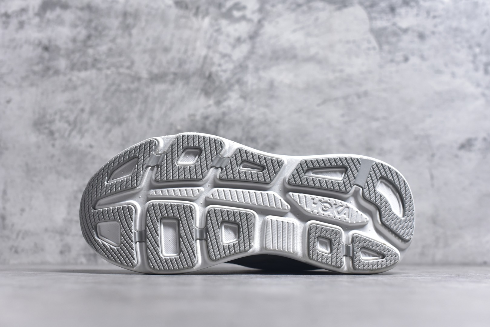 图片[6]-#HOKA ONE ONE Bondi 9 WIDE 邦迪九代舒适防滑耐磨低帮休闲跑步鞋 HOKA ONE ONE是来自美国的跑步鞋知名品牌，创立于2009年，始终致力于为所有跑者提供更新、更好的跑步装备。相比常规跑鞋，HOKA ONE ONE特别研发使用性能独特的几何形跑鞋中底，此种鞋底更厚、更高、回弹性也更好，除了卓越的缓冲性能，它还能內各种阶段的跑者带来更具动感、更加稳定的跑步体验。HOKAONE ONE从设计之初就清楚意识到，要保证跑者步幅的均匀一致，双脚自然而然的运动至关重要。尺码：36 36.5 37.5 38 38.5 39 40 40.5 41 42 42.5 43 44 44.5 45-选品中心