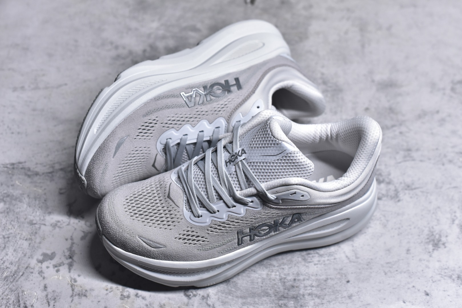 图片[7]-#HOKA ONE ONE Bondi 9 WIDE 邦迪九代舒适防滑耐磨低帮休闲跑步鞋 HOKA ONE ONE是来自美国的跑步鞋知名品牌，创立于2009年，始终致力于为所有跑者提供更新、更好的跑步装备。相比常规跑鞋，HOKA ONE ONE特别研发使用性能独特的几何形跑鞋中底，此种鞋底更厚、更高、回弹性也更好，除了卓越的缓冲性能，它还能內各种阶段的跑者带来更具动感、更加稳定的跑步体验。HOKAONE ONE从设计之初就清楚意识到，要保证跑者步幅的均匀一致，双脚自然而然的运动至关重要。尺码：36 36.5 37.5 38 38.5 39 40 40.5 41 42 42.5 43 44 44.5 45-选品中心