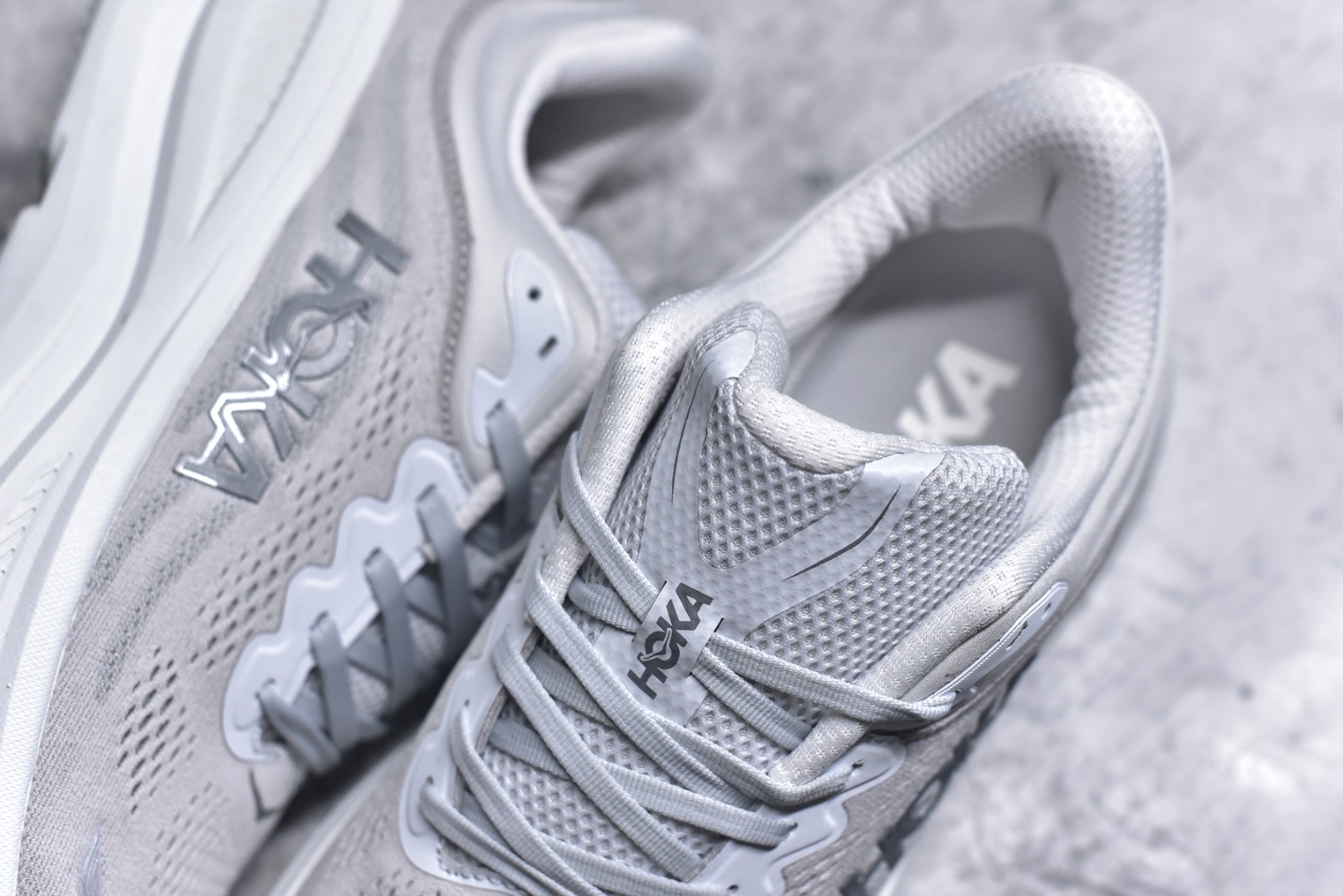 图片[9]-#HOKA ONE ONE Bondi 9 WIDE 邦迪九代舒适防滑耐磨低帮休闲跑步鞋 HOKA ONE ONE是来自美国的跑步鞋知名品牌，创立于2009年，始终致力于为所有跑者提供更新、更好的跑步装备。相比常规跑鞋，HOKA ONE ONE特别研发使用性能独特的几何形跑鞋中底，此种鞋底更厚、更高、回弹性也更好，除了卓越的缓冲性能，它还能內各种阶段的跑者带来更具动感、更加稳定的跑步体验。HOKAONE ONE从设计之初就清楚意识到，要保证跑者步幅的均匀一致，双脚自然而然的运动至关重要。尺码：36 36.5 37.5 38 38.5 39 40 40.5 41 42 42.5 43 44 44.5 45-选品中心