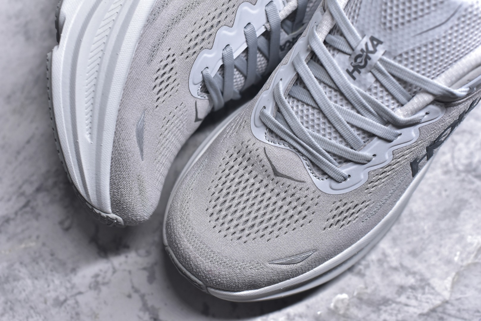 图片[8]-#HOKA ONE ONE Bondi 9 WIDE 邦迪九代舒适防滑耐磨低帮休闲跑步鞋 HOKA ONE ONE是来自美国的跑步鞋知名品牌，创立于2009年，始终致力于为所有跑者提供更新、更好的跑步装备。相比常规跑鞋，HOKA ONE ONE特别研发使用性能独特的几何形跑鞋中底，此种鞋底更厚、更高、回弹性也更好，除了卓越的缓冲性能，它还能內各种阶段的跑者带来更具动感、更加稳定的跑步体验。HOKAONE ONE从设计之初就清楚意识到，要保证跑者步幅的均匀一致，双脚自然而然的运动至关重要。尺码：36 36.5 37.5 38 38.5 39 40 40.5 41 42 42.5 43 44 44.5 45-选品中心