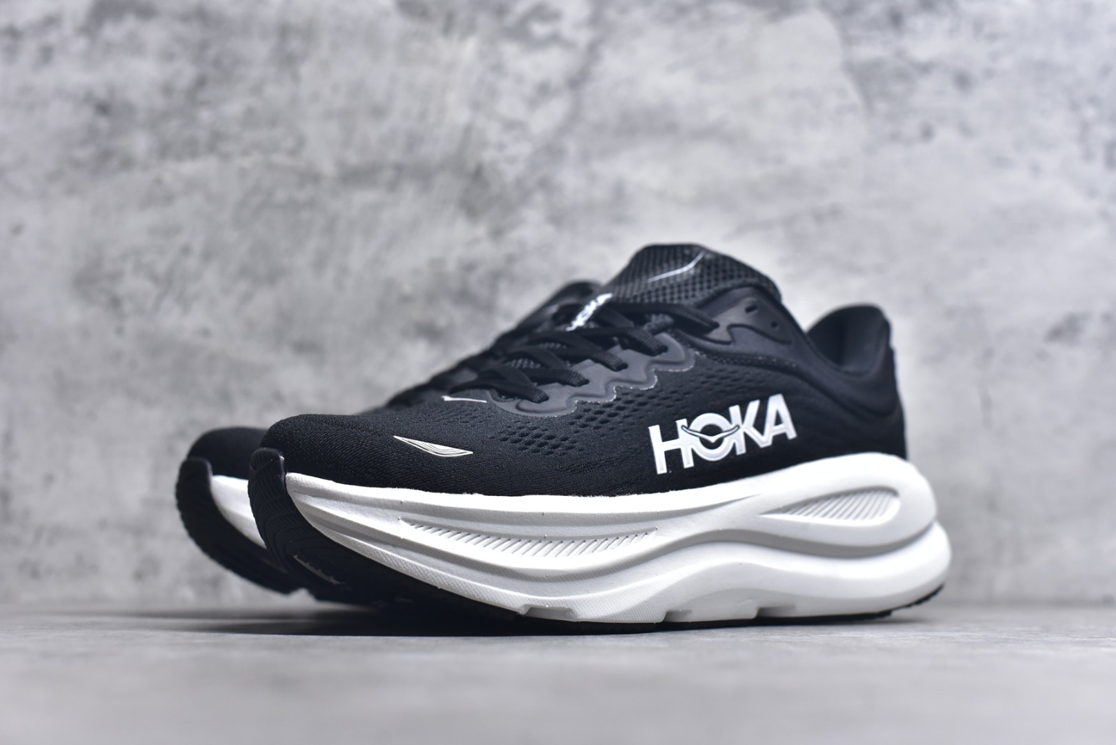 图片[2]-#HOKA ONE ONE Bondi 9 WIDE 邦迪九代舒适防滑耐磨低帮休闲跑步鞋 HOKA ONE ONE是来自美国的跑步鞋知名品牌，创立于2009年，始终致力于为所有跑者提供更新、更好的跑步装备。相比常规跑鞋，HOKA ONE ONE特别研发使用性能独特的几何形跑鞋中底，此种鞋底更厚、更高、回弹性也更好，除了卓越的缓冲性能，它还能內各种阶段的跑者带来更具动感、更加稳定的跑步体验。HOKAONE ONE从设计之初就清楚意识到，要保证跑者步幅的均匀一致，双脚自然而然的运动至关重要。尺码：36 36.5 37.5 38 38.5 39 40 40.5 41 42 42.5 43 44 44.5 45-选品中心