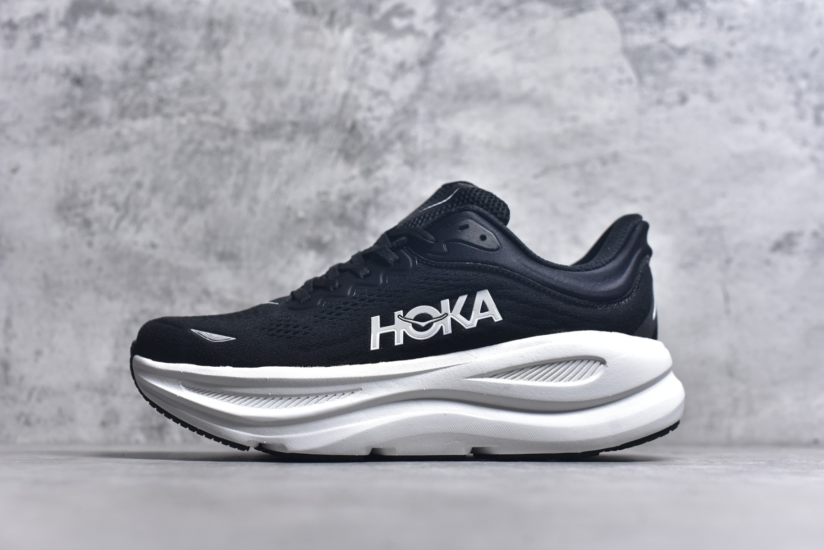 #HOKA ONE ONE Bondi 9 WIDE 邦迪九代舒适防滑耐磨低帮休闲跑步鞋 HOKA ONE ONE是来自美国的跑步鞋知名品牌，创立于2009年，始终致力于为所有跑者提供更新、更好的跑步装备。相比常规跑鞋，HOKA ONE ONE特别研发使用性能独特的几何形跑鞋中底，此种鞋底更厚、更高、回弹性也更好，除了卓越的缓冲性能，它还能內各种阶段的跑者带来更具动感、更加稳定的跑步体验。HOKAONE ONE从设计之初就清楚意识到，要保证跑者步幅的均匀一致，双脚自然而然的运动至关重要。尺码：36 36.5 37.5 38 38.5 39 40 40.5 41 42 42.5 43 44 44.5 45-选品中心