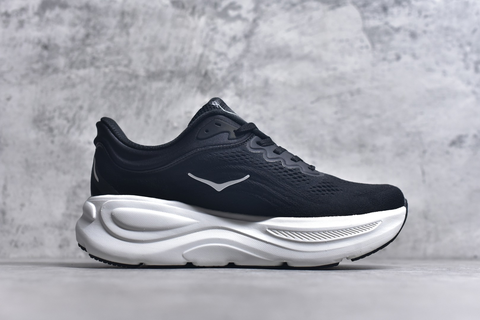 图片[3]-#HOKA ONE ONE Bondi 9 WIDE 邦迪九代舒适防滑耐磨低帮休闲跑步鞋 HOKA ONE ONE是来自美国的跑步鞋知名品牌，创立于2009年，始终致力于为所有跑者提供更新、更好的跑步装备。相比常规跑鞋，HOKA ONE ONE特别研发使用性能独特的几何形跑鞋中底，此种鞋底更厚、更高、回弹性也更好，除了卓越的缓冲性能，它还能內各种阶段的跑者带来更具动感、更加稳定的跑步体验。HOKAONE ONE从设计之初就清楚意识到，要保证跑者步幅的均匀一致，双脚自然而然的运动至关重要。尺码：36 36.5 37.5 38 38.5 39 40 40.5 41 42 42.5 43 44 44.5 45-选品中心