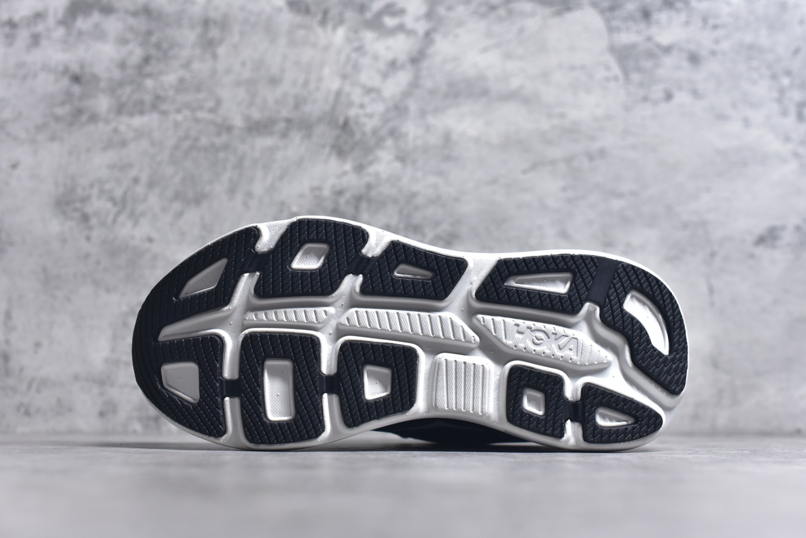 图片[6]-#HOKA ONE ONE Bondi 9 WIDE 邦迪九代舒适防滑耐磨低帮休闲跑步鞋 HOKA ONE ONE是来自美国的跑步鞋知名品牌，创立于2009年，始终致力于为所有跑者提供更新、更好的跑步装备。相比常规跑鞋，HOKA ONE ONE特别研发使用性能独特的几何形跑鞋中底，此种鞋底更厚、更高、回弹性也更好，除了卓越的缓冲性能，它还能內各种阶段的跑者带来更具动感、更加稳定的跑步体验。HOKAONE ONE从设计之初就清楚意识到，要保证跑者步幅的均匀一致，双脚自然而然的运动至关重要。尺码：36 36.5 37.5 38 38.5 39 40 40.5 41 42 42.5 43 44 44.5 45-选品中心