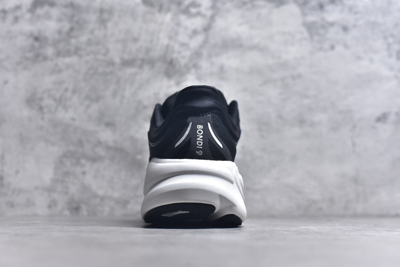 图片[5]-#HOKA ONE ONE Bondi 9 WIDE 邦迪九代舒适防滑耐磨低帮休闲跑步鞋 HOKA ONE ONE是来自美国的跑步鞋知名品牌，创立于2009年，始终致力于为所有跑者提供更新、更好的跑步装备。相比常规跑鞋，HOKA ONE ONE特别研发使用性能独特的几何形跑鞋中底，此种鞋底更厚、更高、回弹性也更好，除了卓越的缓冲性能，它还能內各种阶段的跑者带来更具动感、更加稳定的跑步体验。HOKAONE ONE从设计之初就清楚意识到，要保证跑者步幅的均匀一致，双脚自然而然的运动至关重要。尺码：36 36.5 37.5 38 38.5 39 40 40.5 41 42 42.5 43 44 44.5 45-选品中心