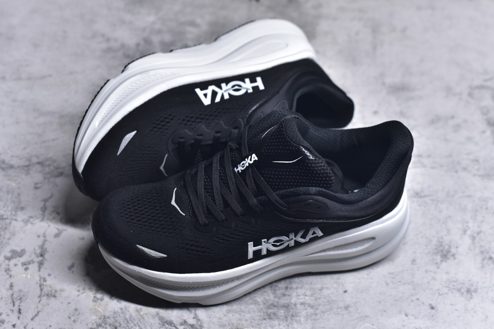 图片[7]-#HOKA ONE ONE Bondi 9 WIDE 邦迪九代舒适防滑耐磨低帮休闲跑步鞋 HOKA ONE ONE是来自美国的跑步鞋知名品牌，创立于2009年，始终致力于为所有跑者提供更新、更好的跑步装备。相比常规跑鞋，HOKA ONE ONE特别研发使用性能独特的几何形跑鞋中底，此种鞋底更厚、更高、回弹性也更好，除了卓越的缓冲性能，它还能內各种阶段的跑者带来更具动感、更加稳定的跑步体验。HOKAONE ONE从设计之初就清楚意识到，要保证跑者步幅的均匀一致，双脚自然而然的运动至关重要。尺码：36 36.5 37.5 38 38.5 39 40 40.5 41 42 42.5 43 44 44.5 45-选品中心