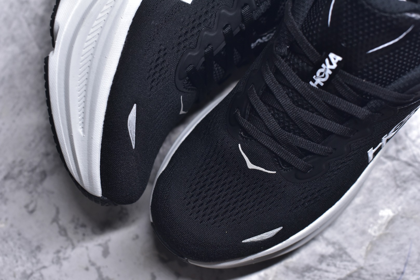 图片[8]-#HOKA ONE ONE Bondi 9 WIDE 邦迪九代舒适防滑耐磨低帮休闲跑步鞋 HOKA ONE ONE是来自美国的跑步鞋知名品牌，创立于2009年，始终致力于为所有跑者提供更新、更好的跑步装备。相比常规跑鞋，HOKA ONE ONE特别研发使用性能独特的几何形跑鞋中底，此种鞋底更厚、更高、回弹性也更好，除了卓越的缓冲性能，它还能內各种阶段的跑者带来更具动感、更加稳定的跑步体验。HOKAONE ONE从设计之初就清楚意识到，要保证跑者步幅的均匀一致，双脚自然而然的运动至关重要。尺码：36 36.5 37.5 38 38.5 39 40 40.5 41 42 42.5 43 44 44.5 45-选品中心