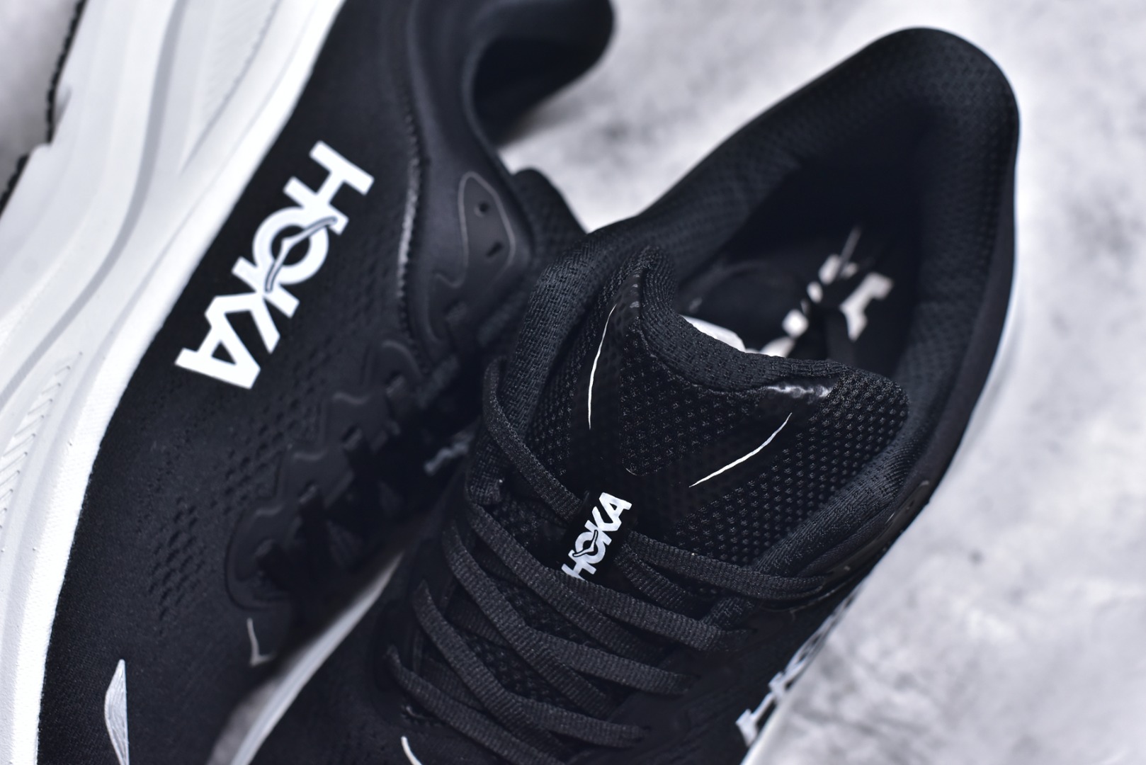 图片[9]-#HOKA ONE ONE Bondi 9 WIDE 邦迪九代舒适防滑耐磨低帮休闲跑步鞋 HOKA ONE ONE是来自美国的跑步鞋知名品牌，创立于2009年，始终致力于为所有跑者提供更新、更好的跑步装备。相比常规跑鞋，HOKA ONE ONE特别研发使用性能独特的几何形跑鞋中底，此种鞋底更厚、更高、回弹性也更好，除了卓越的缓冲性能，它还能內各种阶段的跑者带来更具动感、更加稳定的跑步体验。HOKAONE ONE从设计之初就清楚意识到，要保证跑者步幅的均匀一致，双脚自然而然的运动至关重要。尺码：36 36.5 37.5 38 38.5 39 40 40.5 41 42 42.5 43 44 44.5 45-选品中心