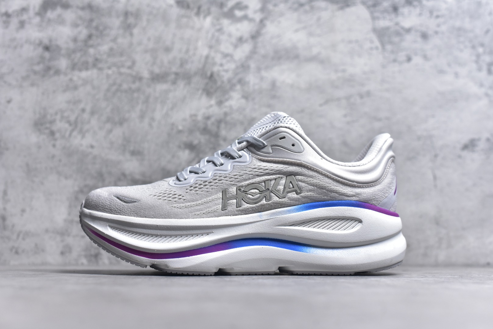 #HOKA ONE ONE Bondi 9 WIDE 邦迪九代舒适防滑耐磨低帮休闲跑步鞋 HOKA ONE ONE是来自美国的跑步鞋知名品牌，创立于2009年，始终致力于为所有跑者提供更新、更好的跑步装备。相比常规跑鞋，HOKA ONE ONE特别研发使用性能独特的几何形跑鞋中底，此种鞋底更厚、更高、回弹性也更好，除了卓越的缓冲性能，它还能內各种阶段的跑者带来更具动感、更加稳定的跑步体验。HOKAONE ONE从设计之初就清楚意识到，要保证跑者步幅的均匀一致，双脚自然而然的运动至关重要。尺码：36 36.5 37.5 38 38.5 39 40 40.5 41 42 42.5 43 44 44.5 45-选品中心