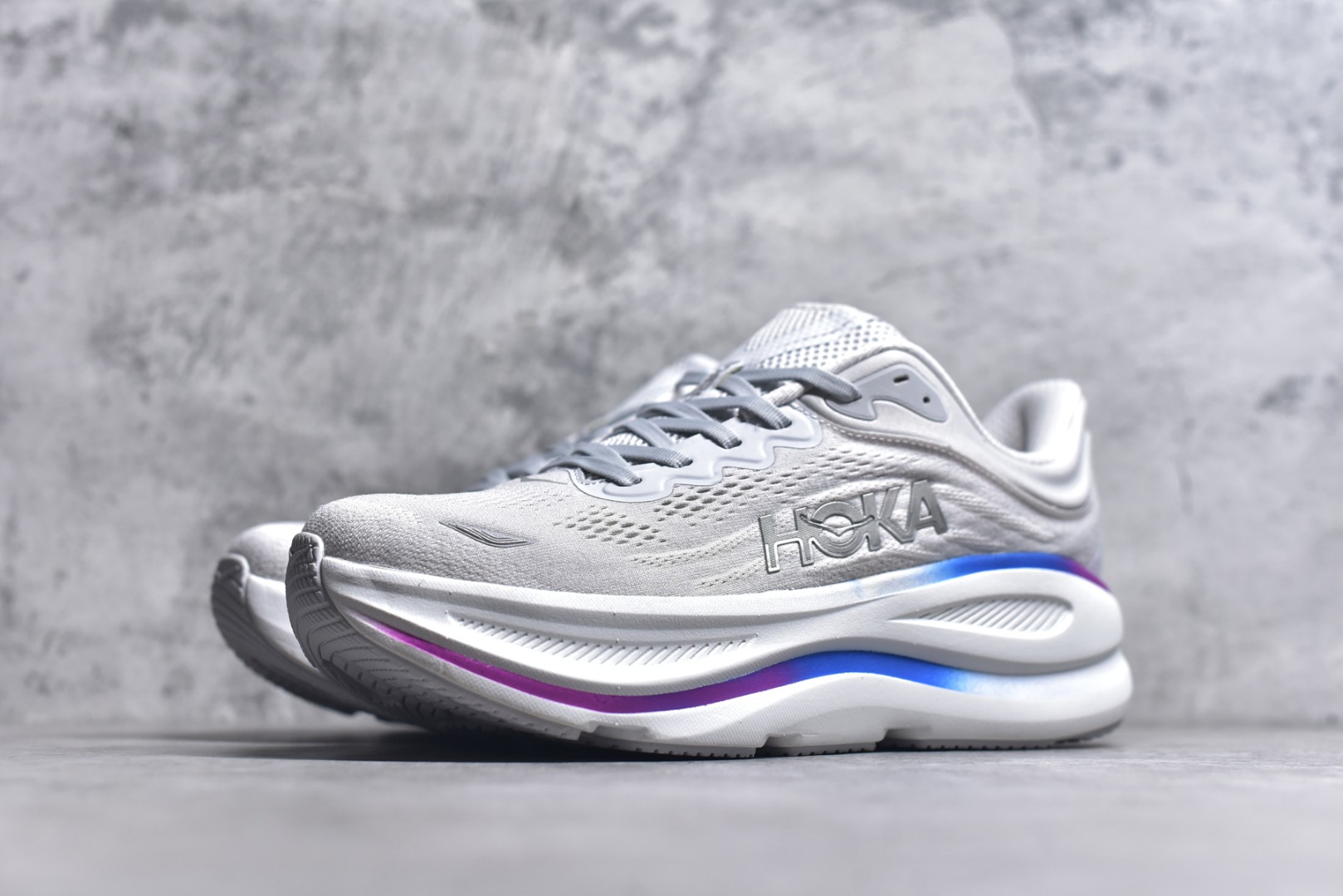 图片[2]-#HOKA ONE ONE Bondi 9 WIDE 邦迪九代舒适防滑耐磨低帮休闲跑步鞋 HOKA ONE ONE是来自美国的跑步鞋知名品牌，创立于2009年，始终致力于为所有跑者提供更新、更好的跑步装备。相比常规跑鞋，HOKA ONE ONE特别研发使用性能独特的几何形跑鞋中底，此种鞋底更厚、更高、回弹性也更好，除了卓越的缓冲性能，它还能內各种阶段的跑者带来更具动感、更加稳定的跑步体验。HOKAONE ONE从设计之初就清楚意识到，要保证跑者步幅的均匀一致，双脚自然而然的运动至关重要。尺码：36 36.5 37.5 38 38.5 39 40 40.5 41 42 42.5 43 44 44.5 45-选品中心