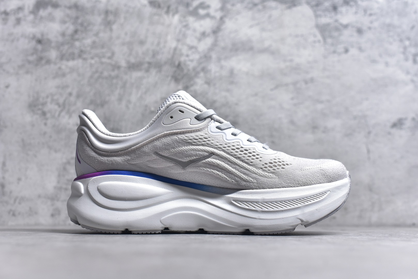 图片[3]-#HOKA ONE ONE Bondi 9 WIDE 邦迪九代舒适防滑耐磨低帮休闲跑步鞋 HOKA ONE ONE是来自美国的跑步鞋知名品牌，创立于2009年，始终致力于为所有跑者提供更新、更好的跑步装备。相比常规跑鞋，HOKA ONE ONE特别研发使用性能独特的几何形跑鞋中底，此种鞋底更厚、更高、回弹性也更好，除了卓越的缓冲性能，它还能內各种阶段的跑者带来更具动感、更加稳定的跑步体验。HOKAONE ONE从设计之初就清楚意识到，要保证跑者步幅的均匀一致，双脚自然而然的运动至关重要。尺码：36 36.5 37.5 38 38.5 39 40 40.5 41 42 42.5 43 44 44.5 45-选品中心