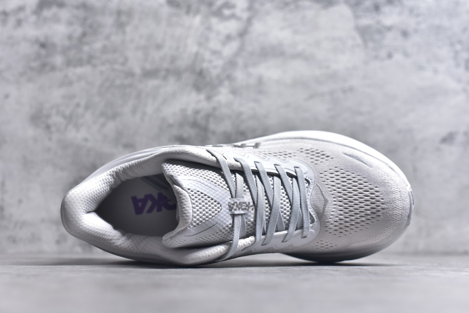 图片[4]-#HOKA ONE ONE Bondi 9 WIDE 邦迪九代舒适防滑耐磨低帮休闲跑步鞋 HOKA ONE ONE是来自美国的跑步鞋知名品牌，创立于2009年，始终致力于为所有跑者提供更新、更好的跑步装备。相比常规跑鞋，HOKA ONE ONE特别研发使用性能独特的几何形跑鞋中底，此种鞋底更厚、更高、回弹性也更好，除了卓越的缓冲性能，它还能內各种阶段的跑者带来更具动感、更加稳定的跑步体验。HOKAONE ONE从设计之初就清楚意识到，要保证跑者步幅的均匀一致，双脚自然而然的运动至关重要。尺码：36 36.5 37.5 38 38.5 39 40 40.5 41 42 42.5 43 44 44.5 45-选品中心